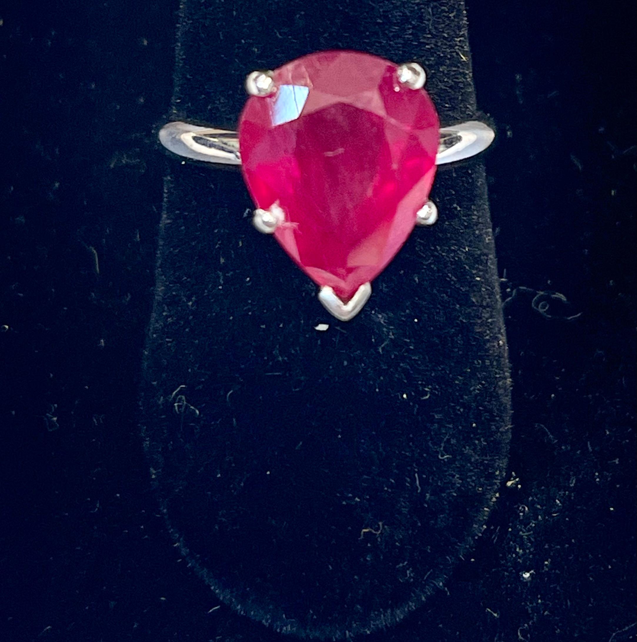 Pear Shape 4.5 Carat Treated Ruby 14 Karat White Gold Ring In Excellent Condition For Sale In New York, NY