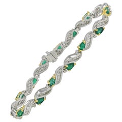 Bracciale in oro bianco con smeraldo colombiano a forma di pera e diamanti baguette da 5,0 carati