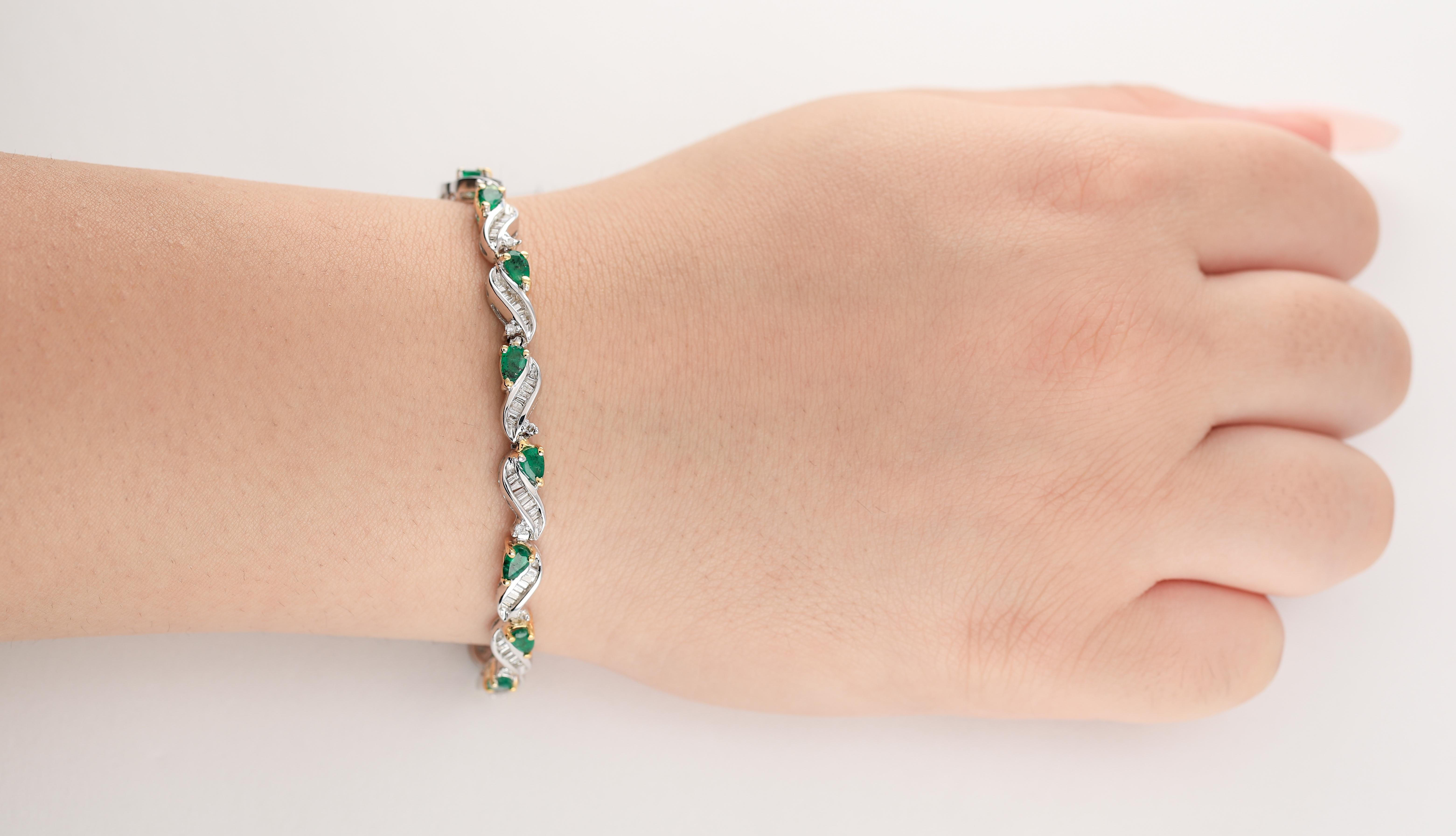 Bracelet en or blanc avec émeraude de Colombie en forme de poire et diamants baguette

Bracelet époustouflant en or blanc 14k, serti de diamants baguettes en canal, avec une légère courbure. Le long du magnifique travail à chaque courbe, une