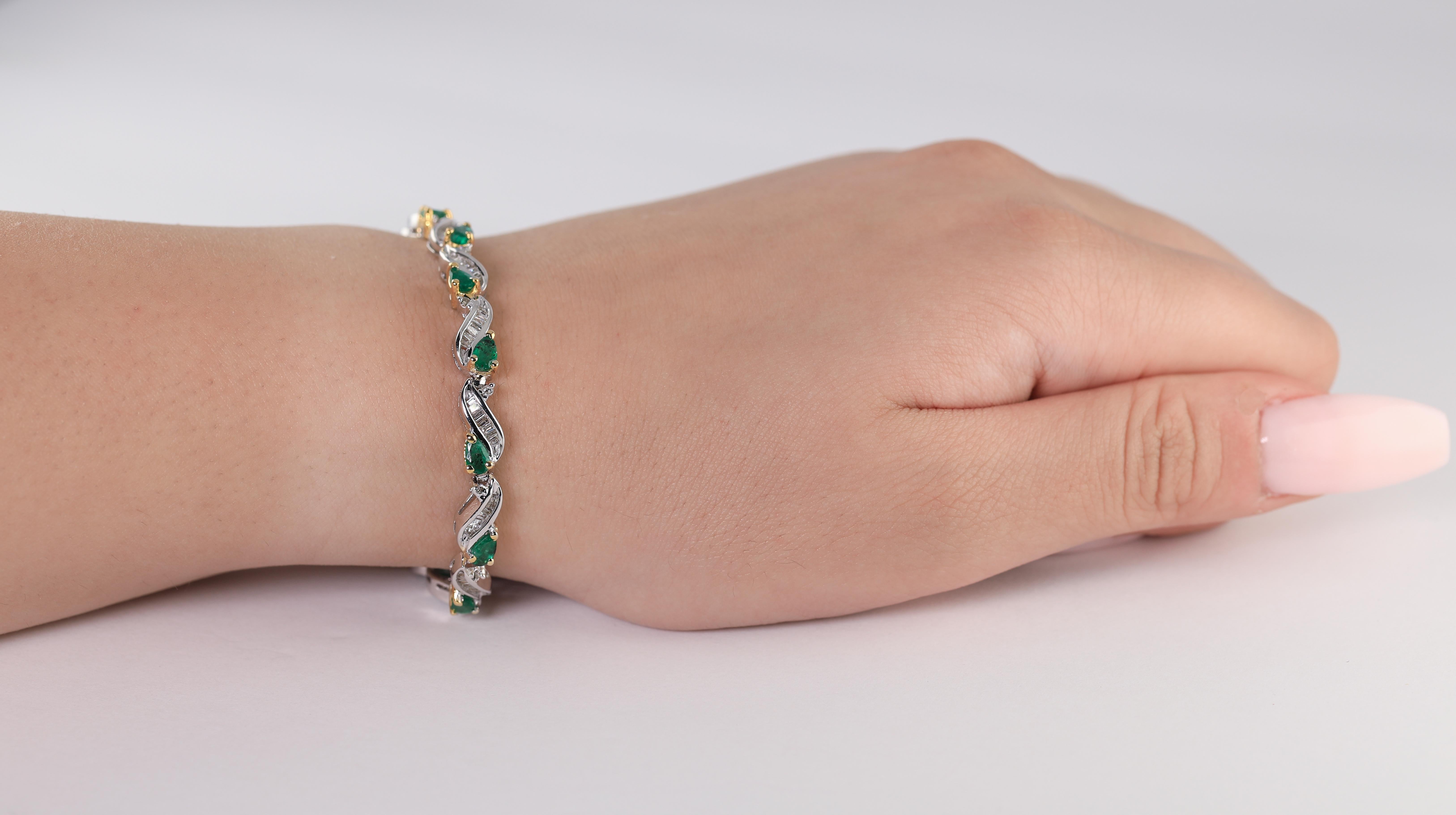 Taille poire Bracelet en or blanc en forme de poire avec émeraudes de Colombie de 5,0 carats et diamants baguettes en vente