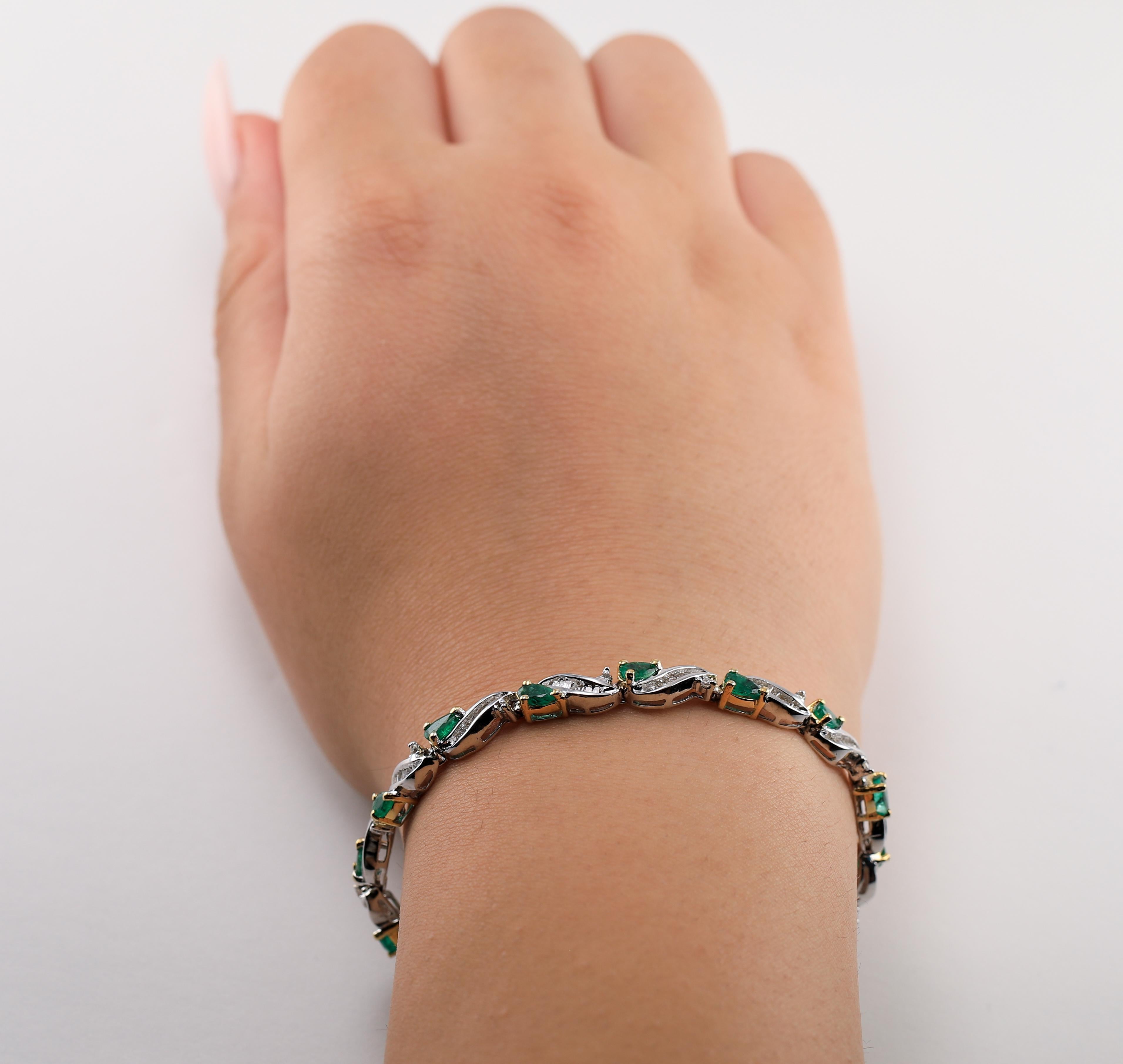 Bracelet en or blanc en forme de poire avec émeraudes de Colombie de 5,0 carats et diamants baguettes Pour femmes en vente