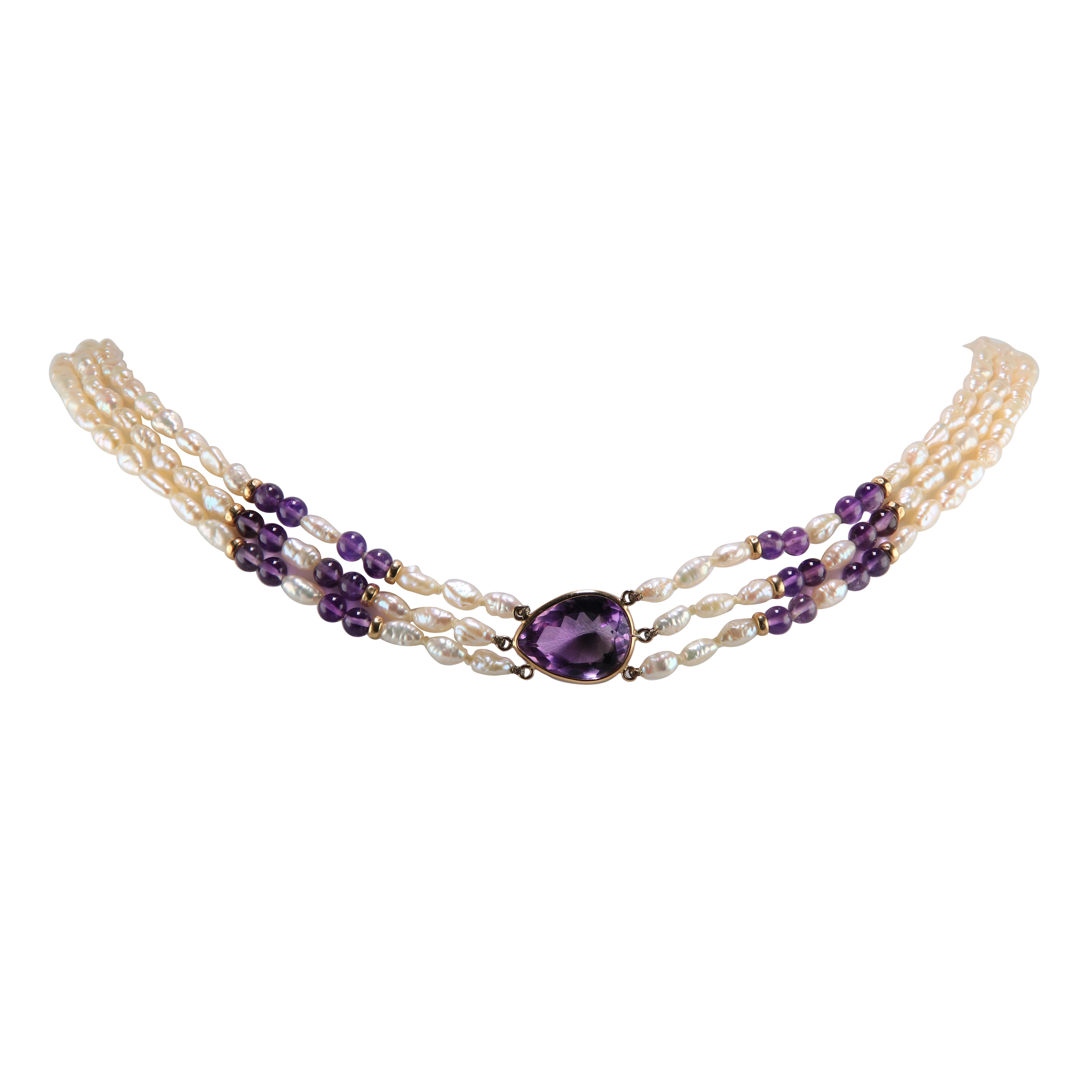 Collana di perle d'acqua dolce d'ametista a forma di pera da 14 carati
Sofisticata collana in oro 14k con ametista e tre fili di perle barocche d'acqua dolce. Questa collana ha un'ametista a forma di pera di 20 mm x 16 mm come amuleto principale del