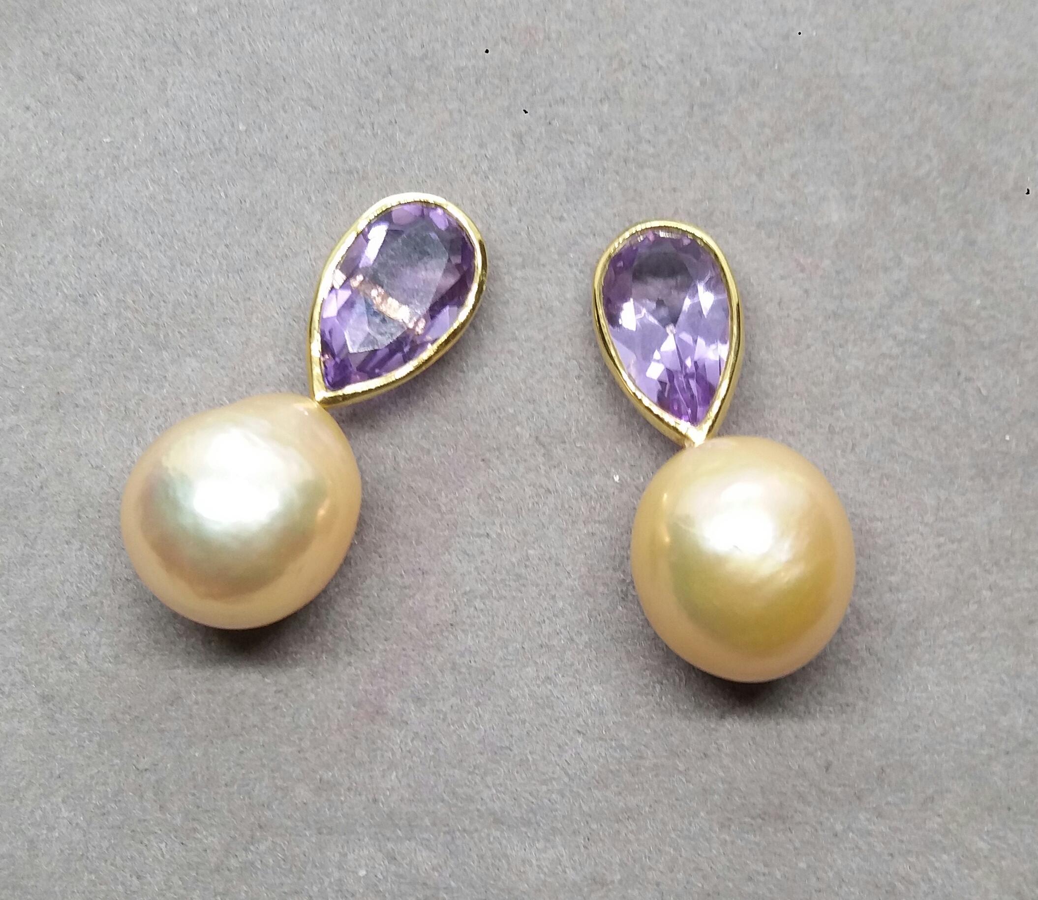 Contemporary Pear Shape Amethysts 14 K Yellow Gold Cream Color Baroque Pearl Stud Earrings For Sale