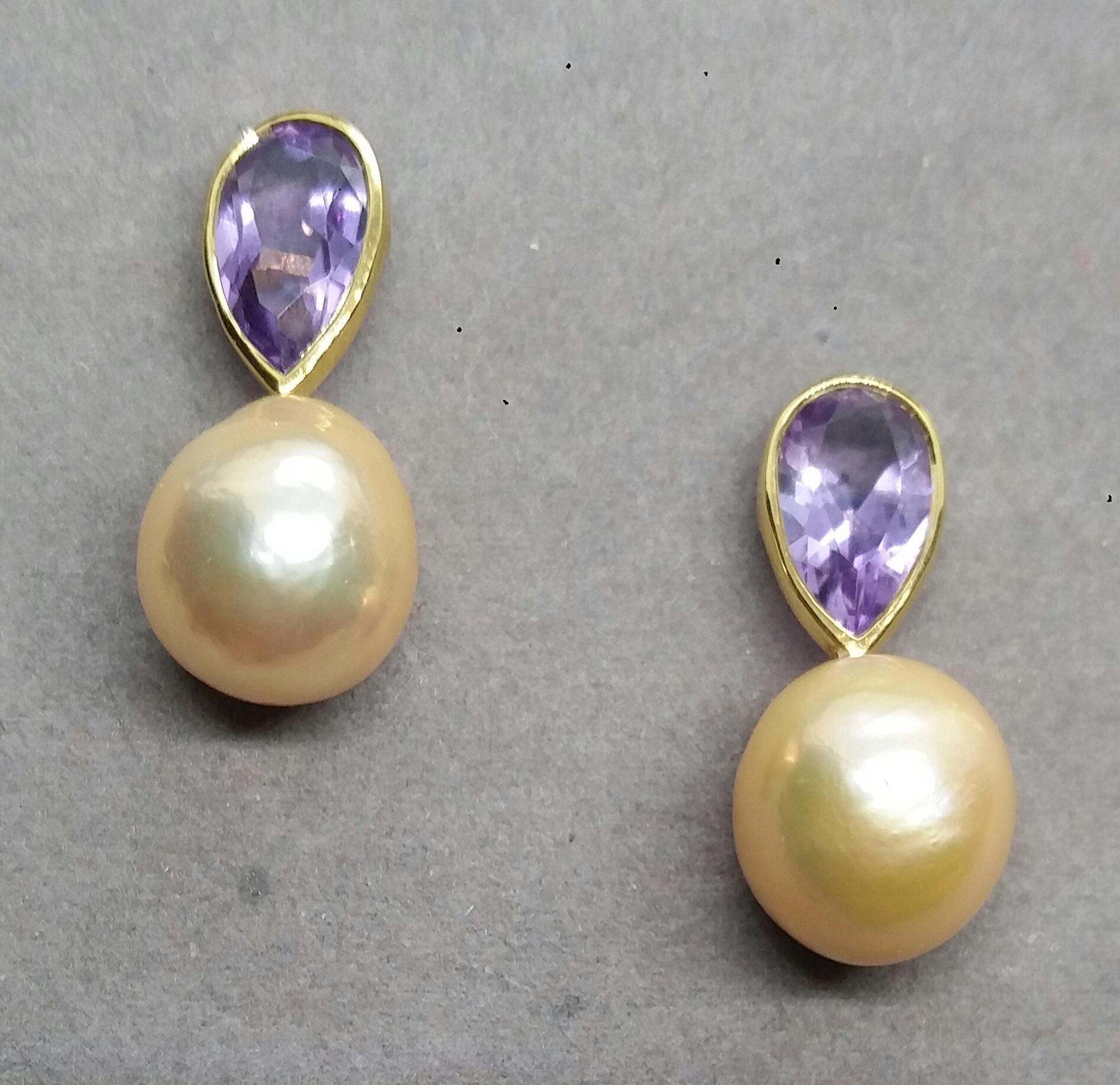 Pear Shape Amethysts 14 K Yellow Gold Cream Color Baroque Pearl Stud Earrings In Good Condition For Sale In Bangkok, TH