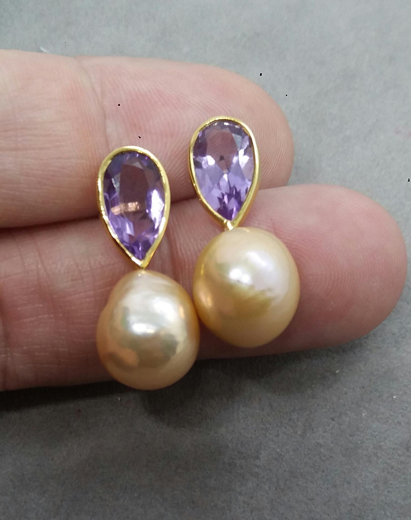 Pear Shape Amethysts 14 K Yellow Gold Cream Color Baroque Pearl Stud Earrings In Good Condition In Bangkok, TH