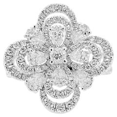 Anillo de cóctel de platino con diamantes blancos talla pera y brillante redondo
