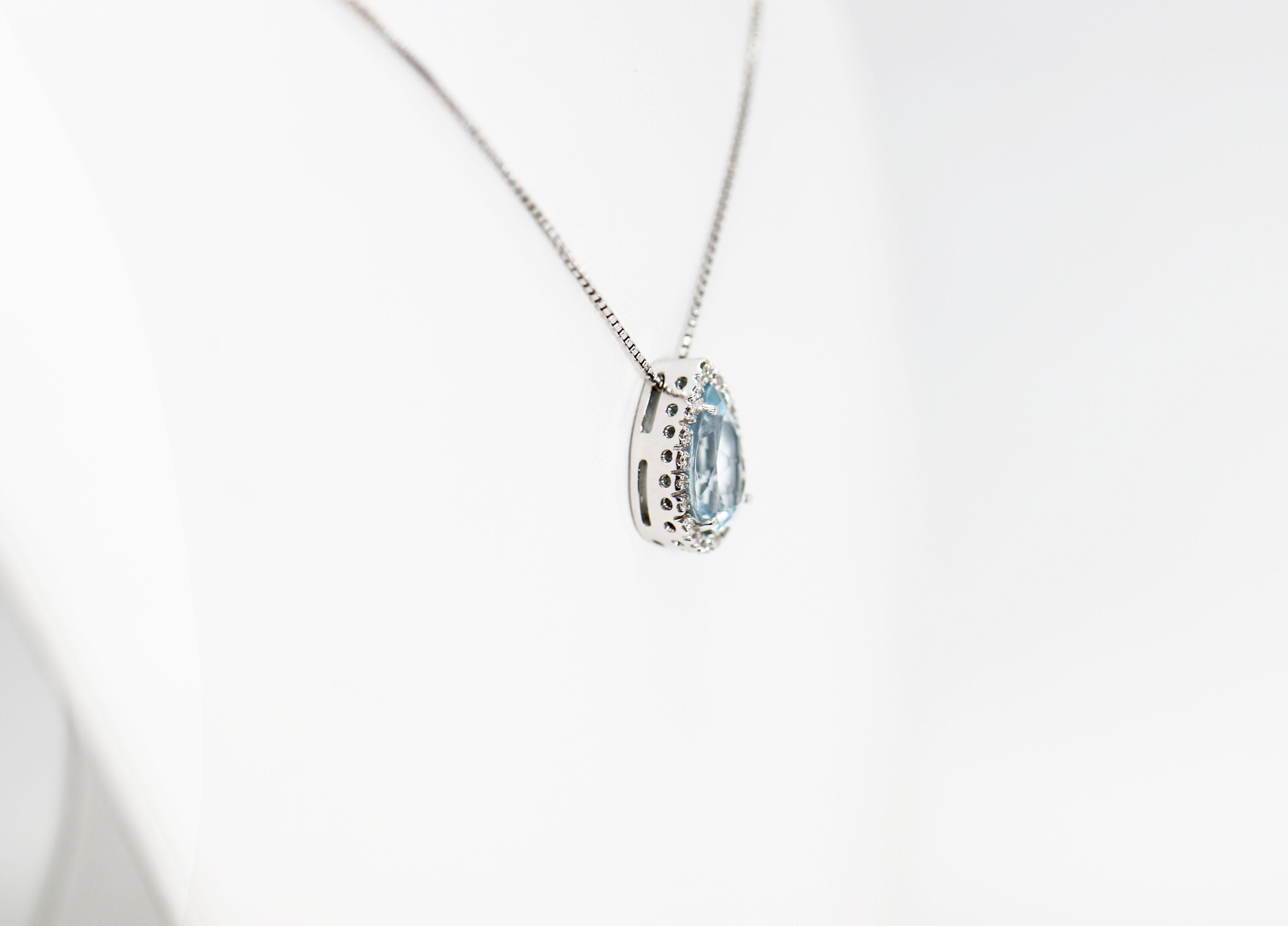 Pear Shape Aquamarine and Diamond 18 Carat Gold Pendant and Chain In Excellent Condition In London, GB