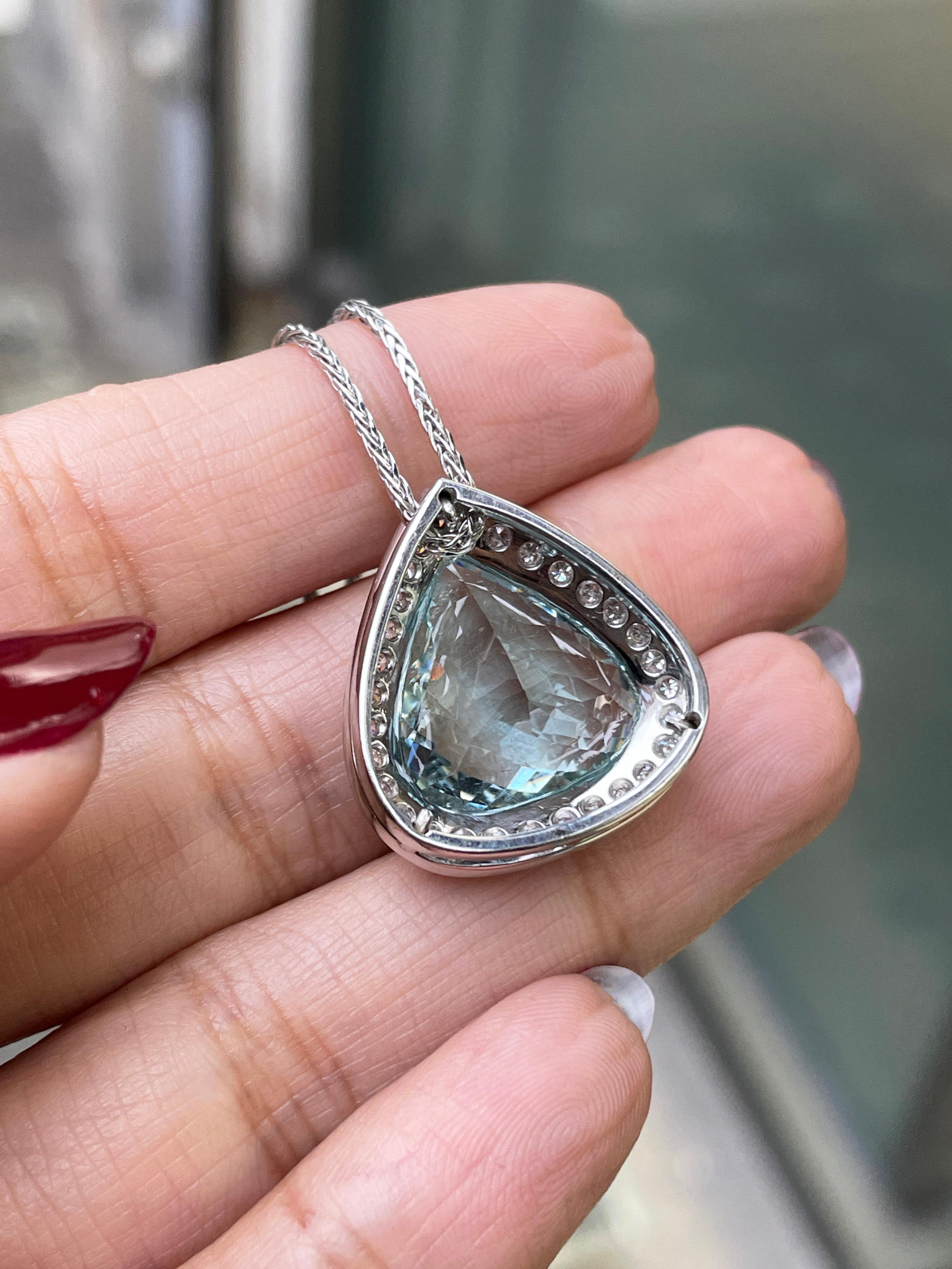 Pear Shape Aquamarine and Diamond Halo 18 Carat White Gold Pendant and Chain In Excellent Condition For Sale In London, GB