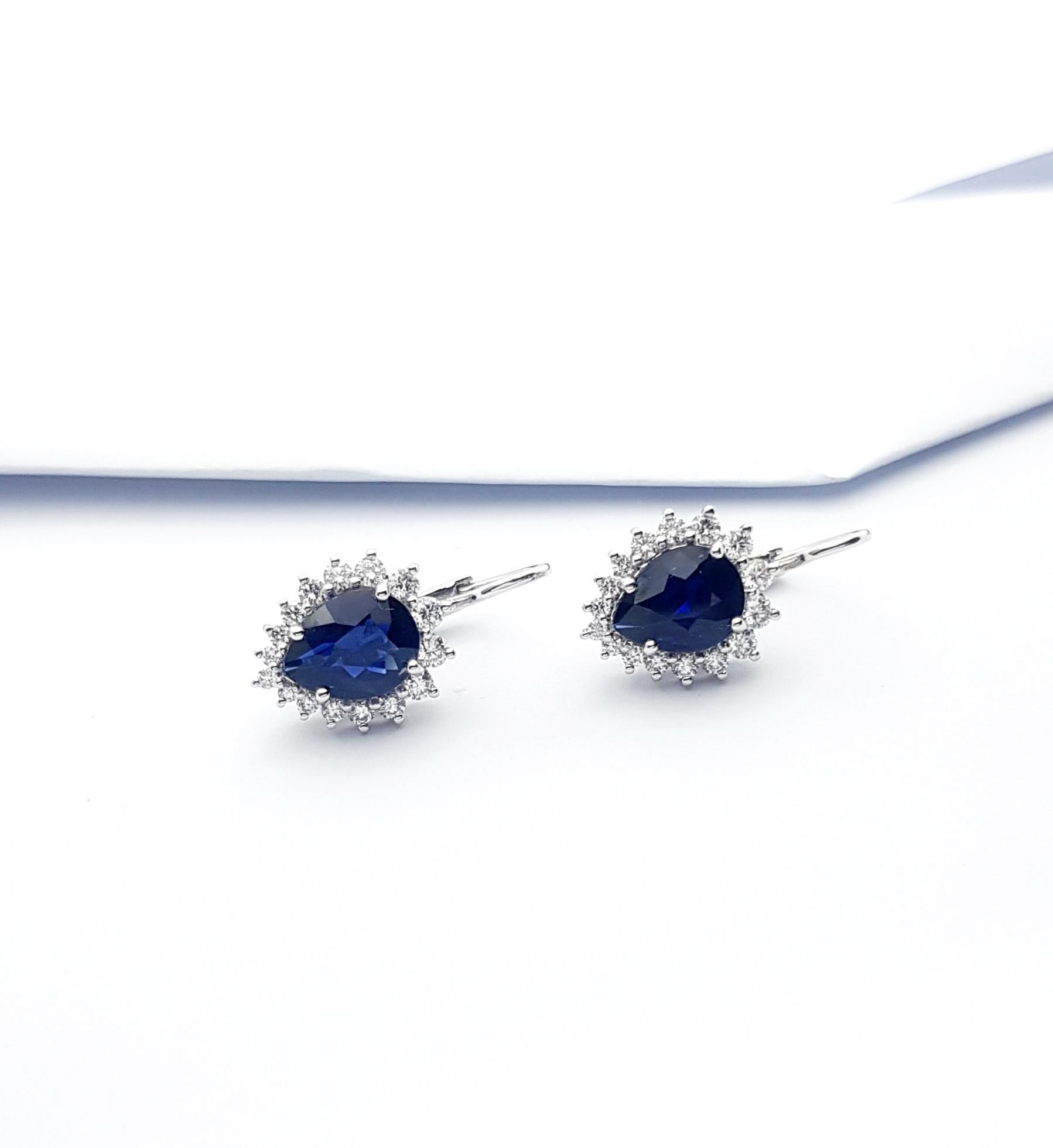 Pear Shape Blue Sapphire with Diamond Earrings Set in 18k White Gold Settings In New Condition For Sale In Bangkok, TH
