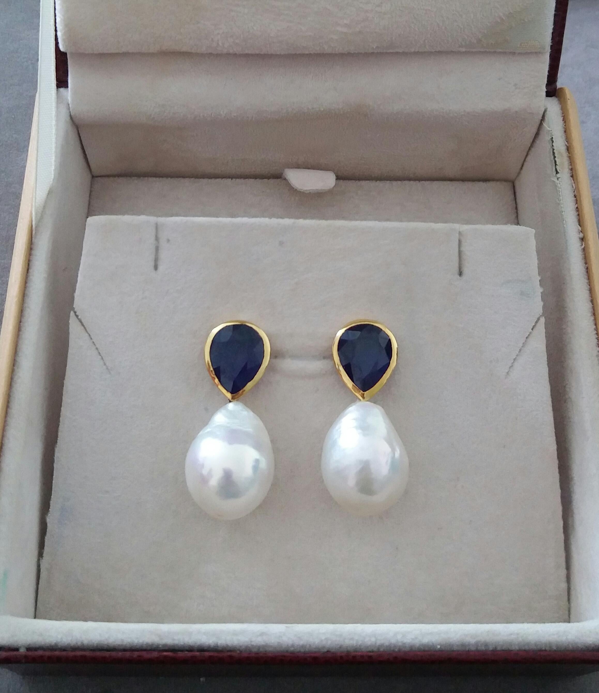 Pear Shape Blue Sapphires 14k Yellow Gold Bezel Baroque Pearls Stud Earrings For Sale 4