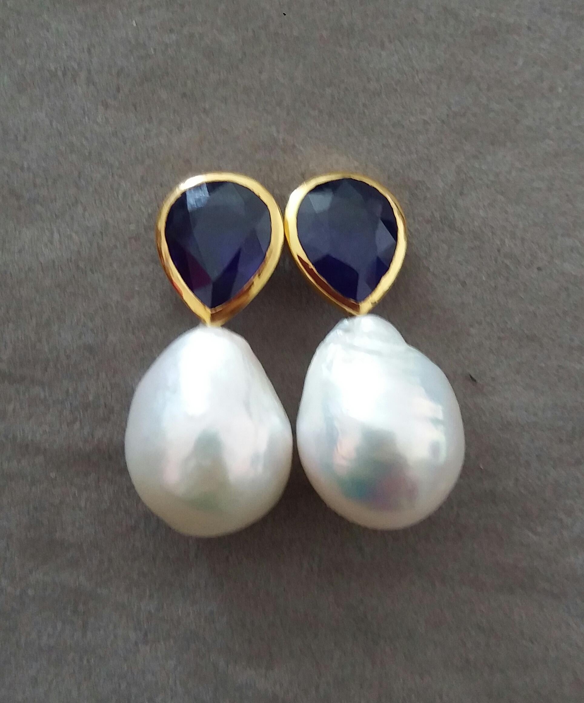 Contemporary Pear Shape Blue Sapphires 14k Yellow Gold Bezel Baroque Pearls Stud Earrings For Sale