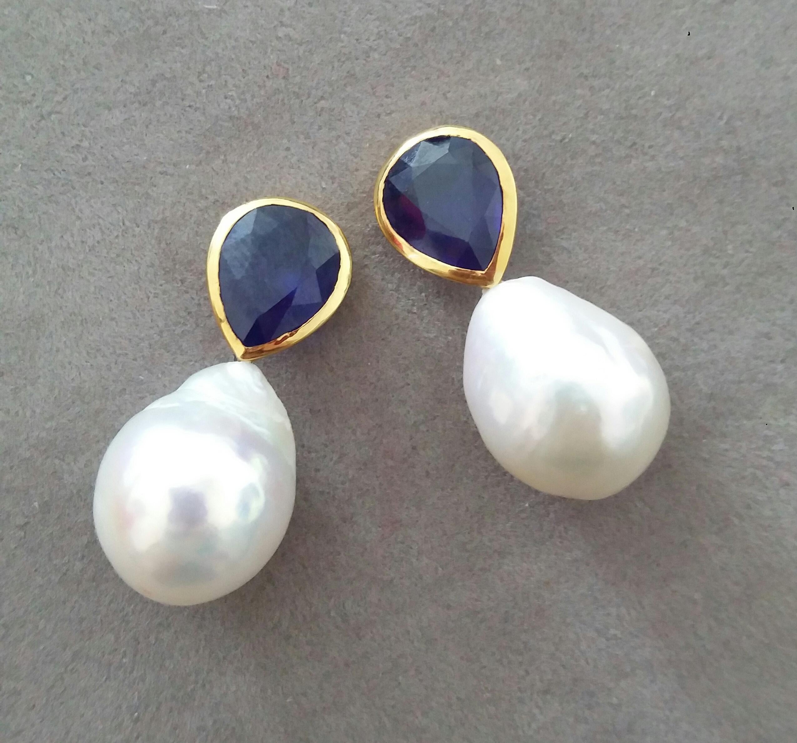 Pear Shape Blue Sapphires 14k Yellow Gold Bezel Baroque Pearls Stud Earrings In Good Condition For Sale In Bangkok, TH