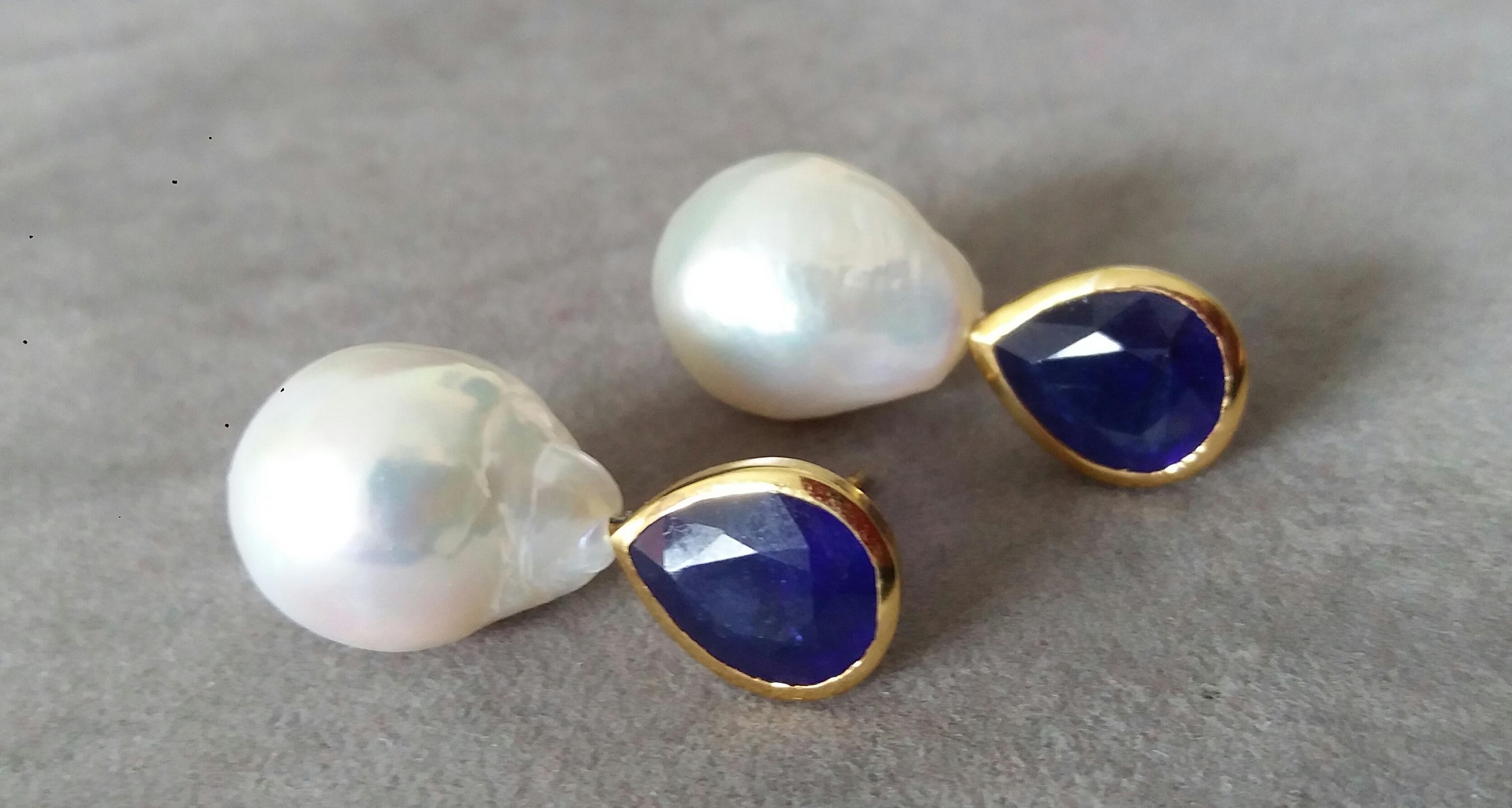 Women's Pear Shape Blue Sapphires 14k Yellow Gold Bezel Baroque Pearls Stud Earrings For Sale