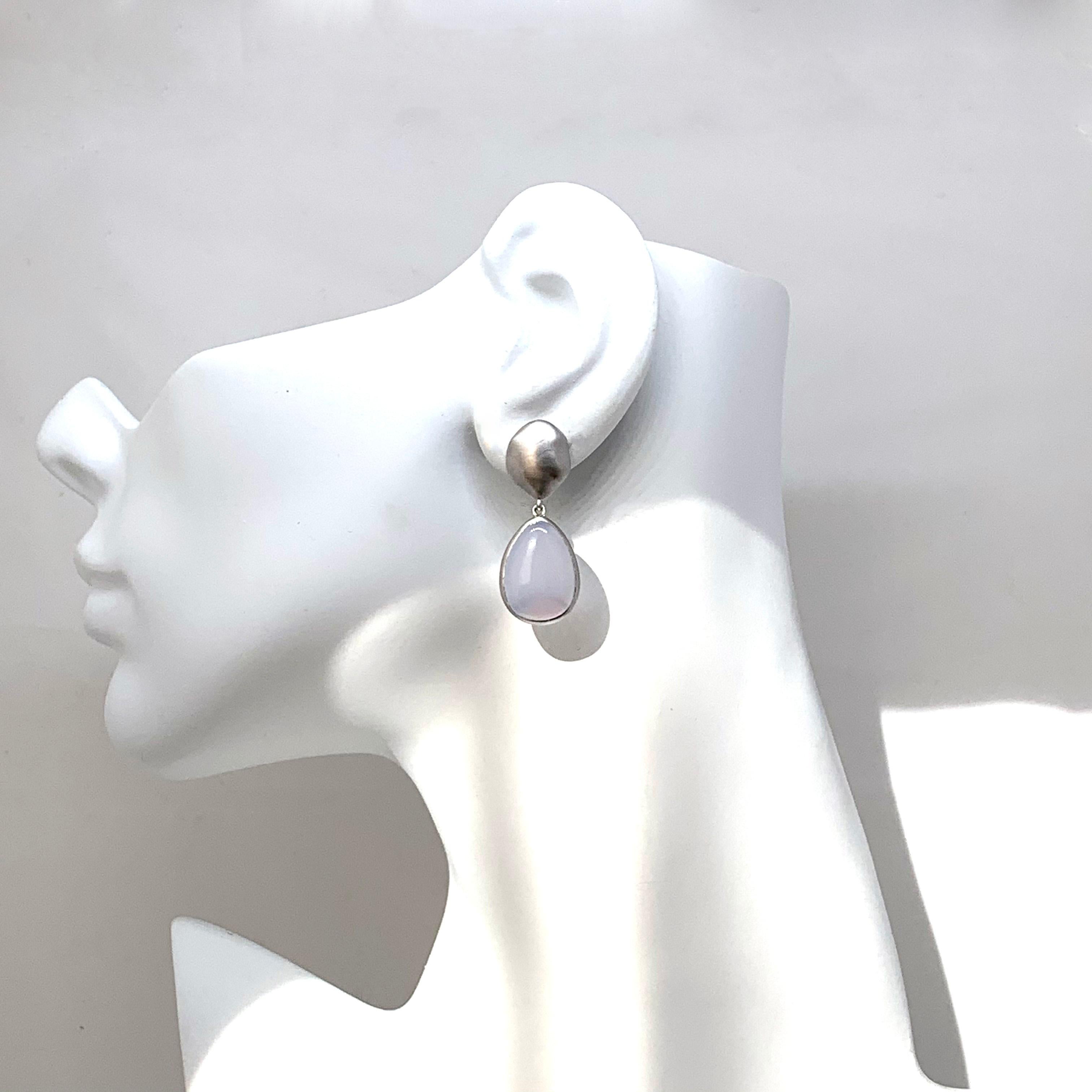 Contemporain Boucles d'oreilles pendantes en argent sterling avec cabochon de calcédoine en forme de poire en vente