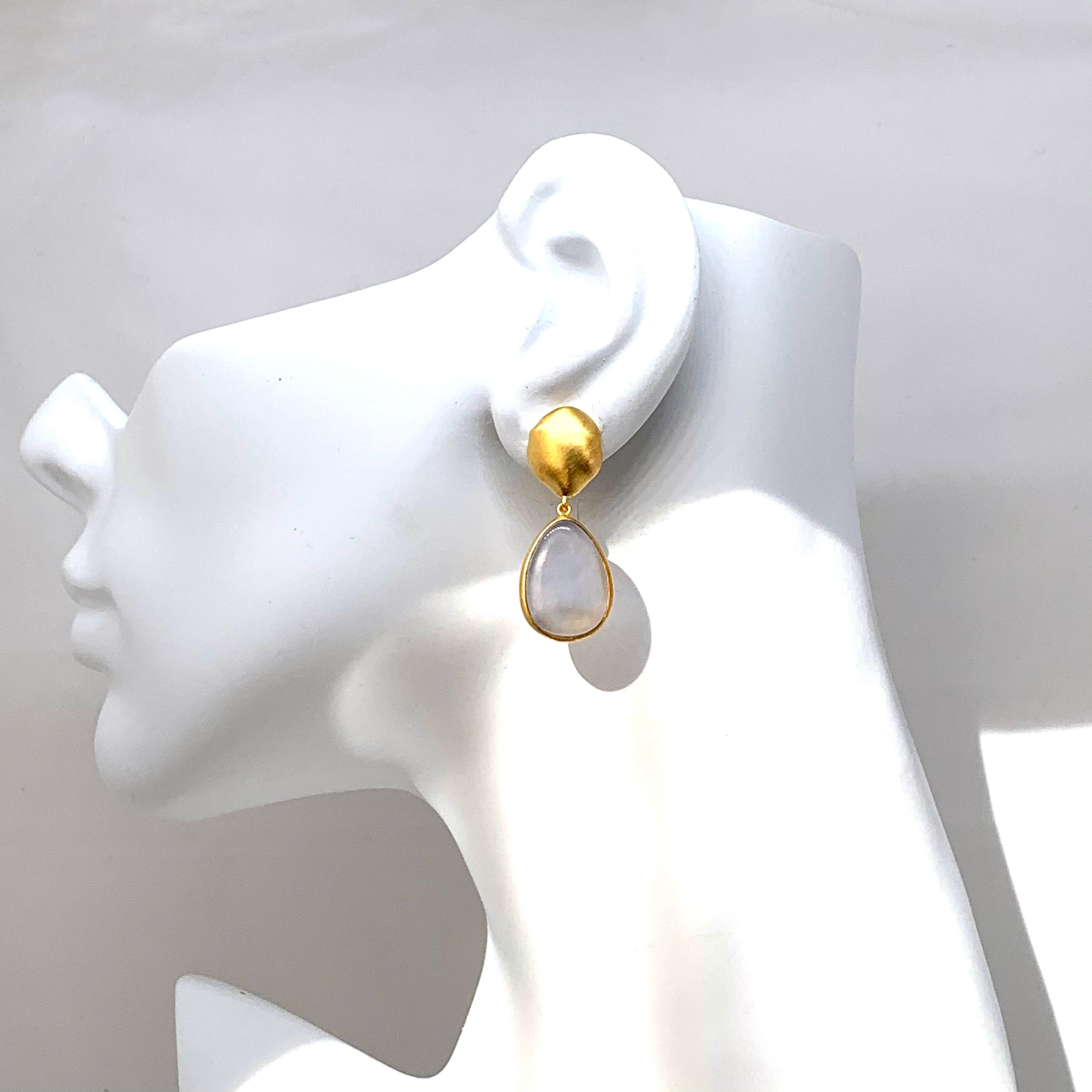 Contemporaneo Orecchini a goccia in vermeil con calcedonio cabochon a forma di pera in vendita