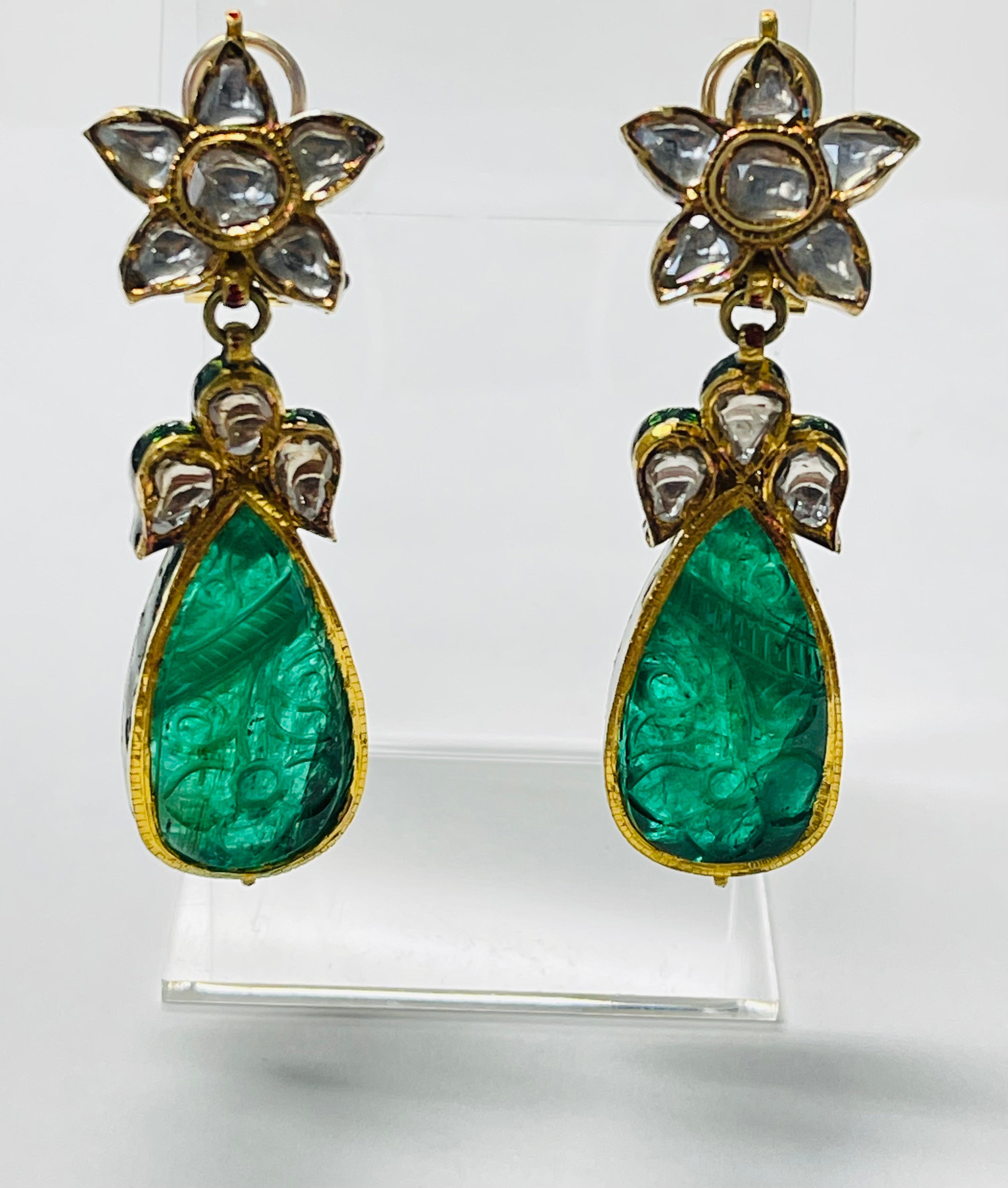 Pear Shape Carved Emerald And Diamond Earrings in Yellow Gold.  In Excellent Condition For Sale In New York, NY