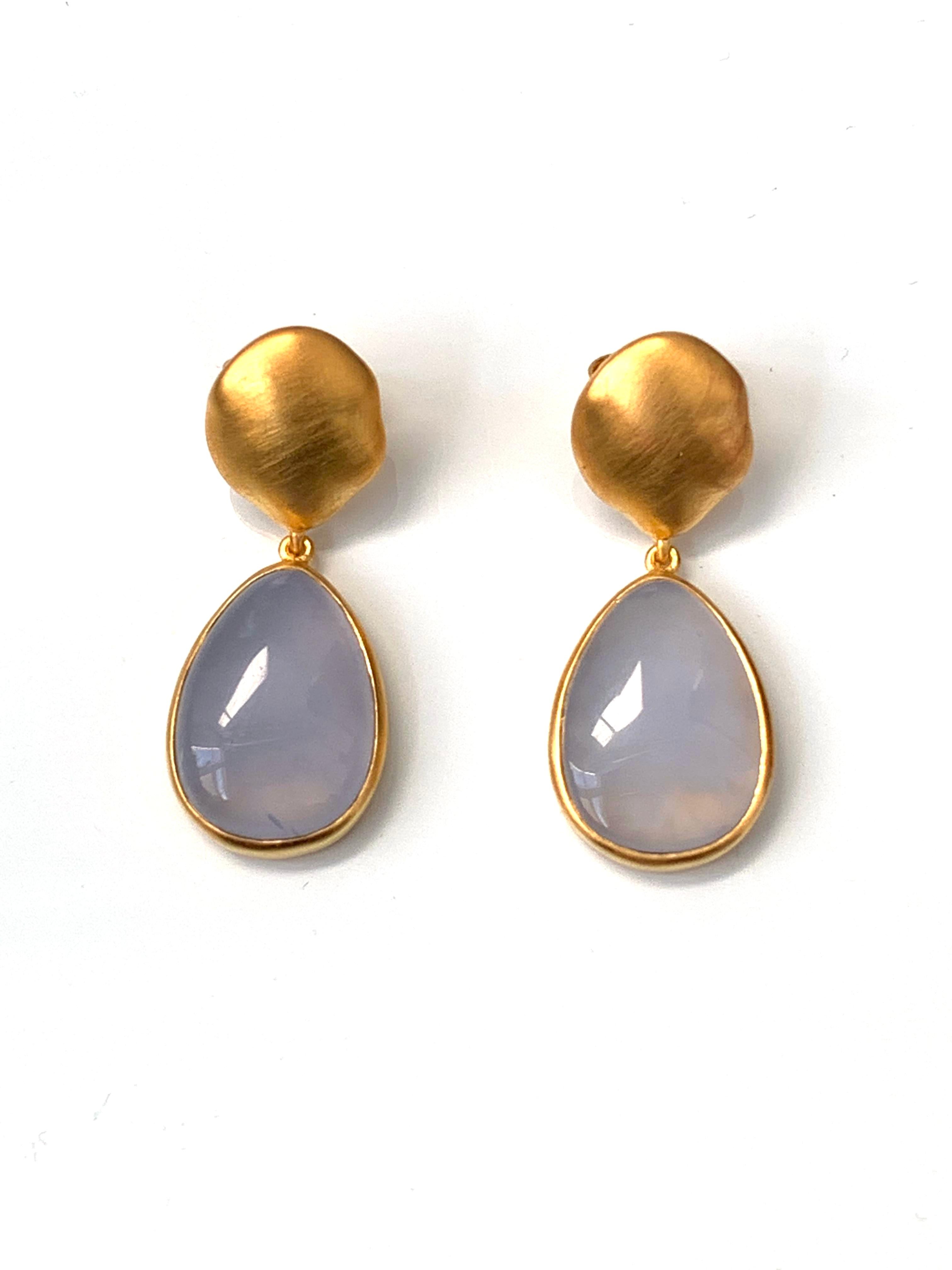 Orecchini a goccia in vermeil con calcedonio cabochon a forma di pera In condizioni Nuovo in vendita a Los Angeles, CA