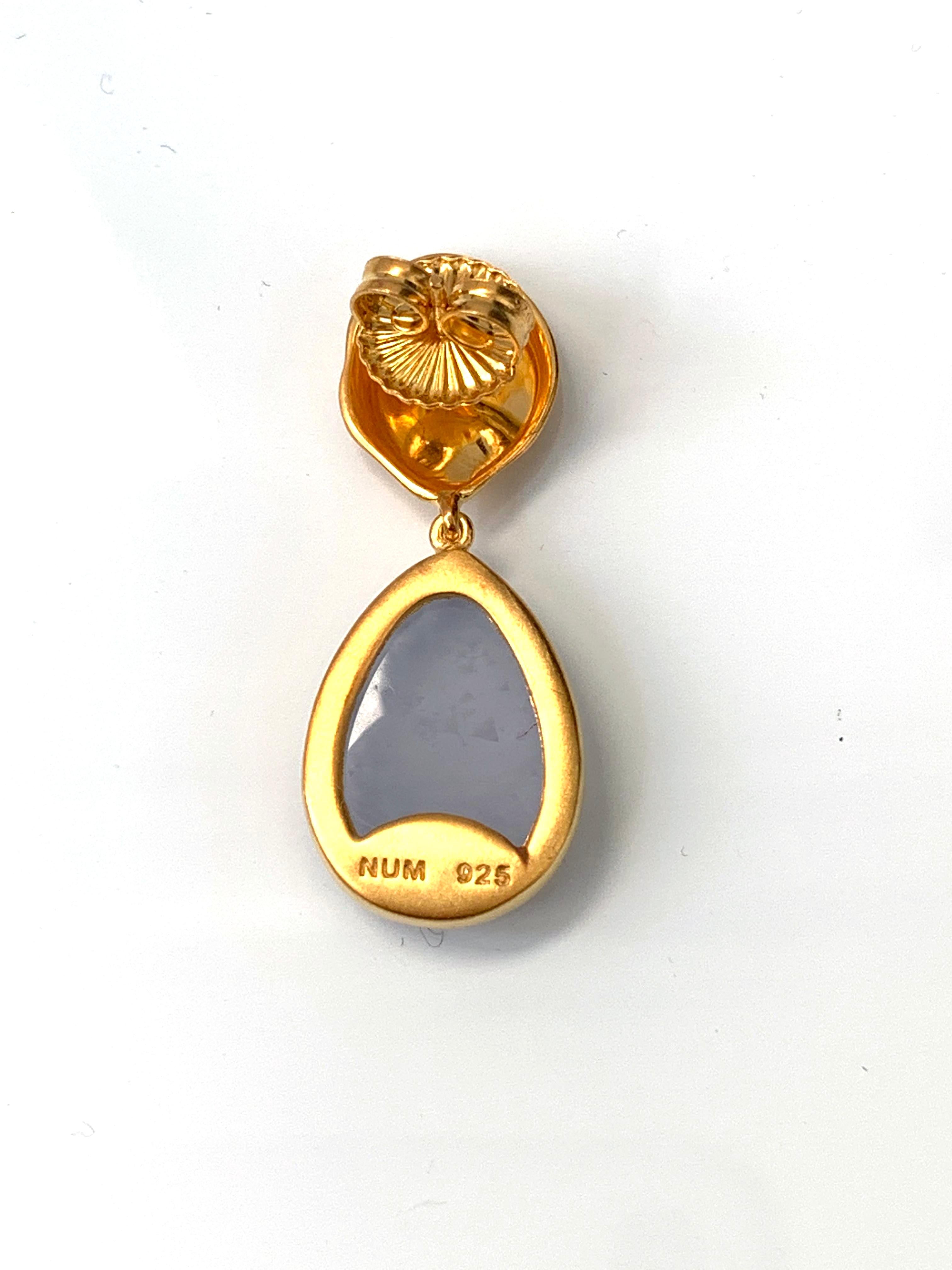 Orecchini a goccia in vermeil con calcedonio cabochon a forma di pera in vendita 2