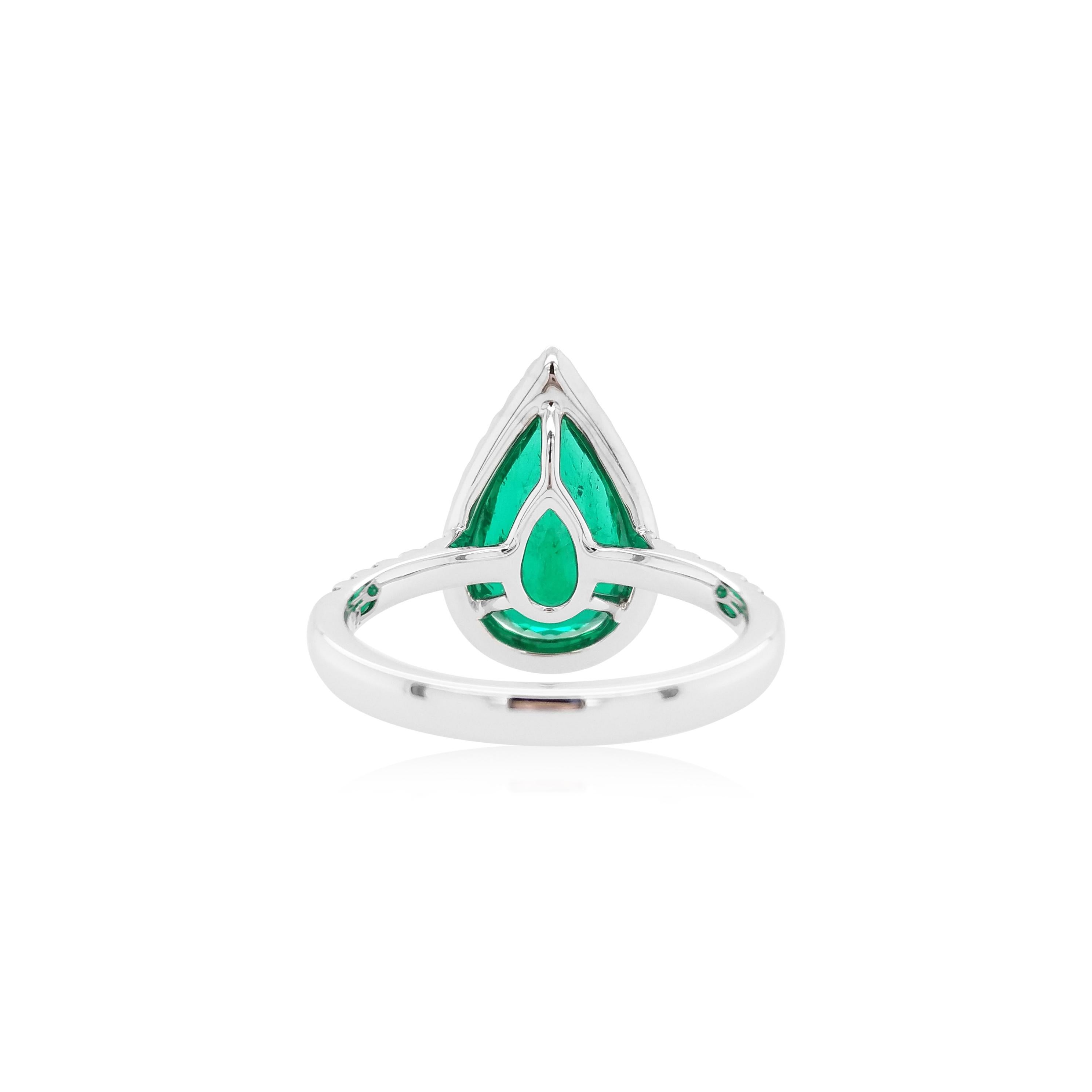 Dieser exquisite Ring ist ein Fest der außergewöhnlichen Edelsteinkunde und des zeitlosen Designs. Er besticht durch einen kolumbianischen Smaragd im Birnenschliff, der für seinen tiefen, satten Grünton geschätzt wird, der in der Welt der Edelsteine