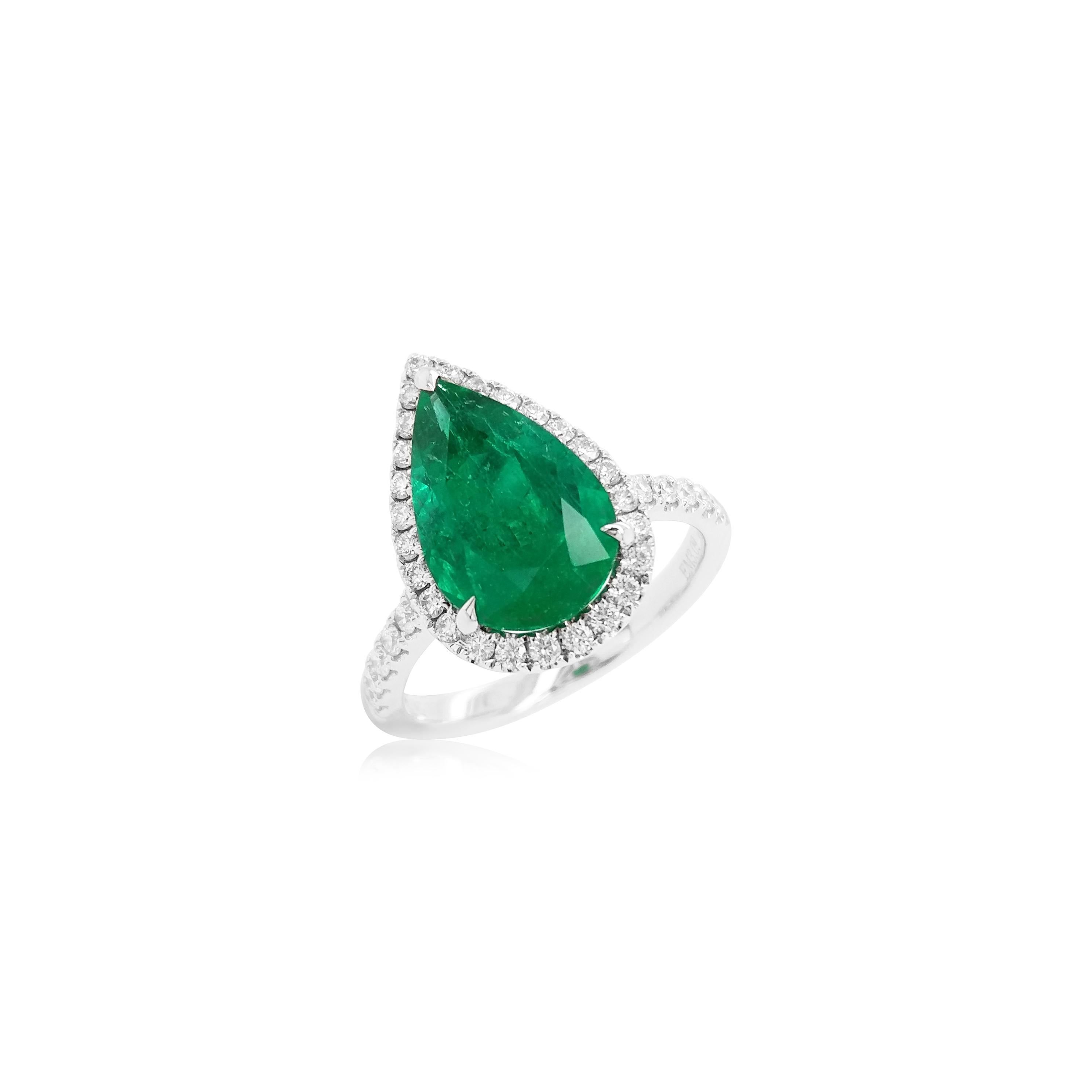 Birnenförmiger kolumbianischer Smaragd und natürlicher weißer Diamant 18K Gold Klassischer Ring (Tropfenschliff) im Angebot