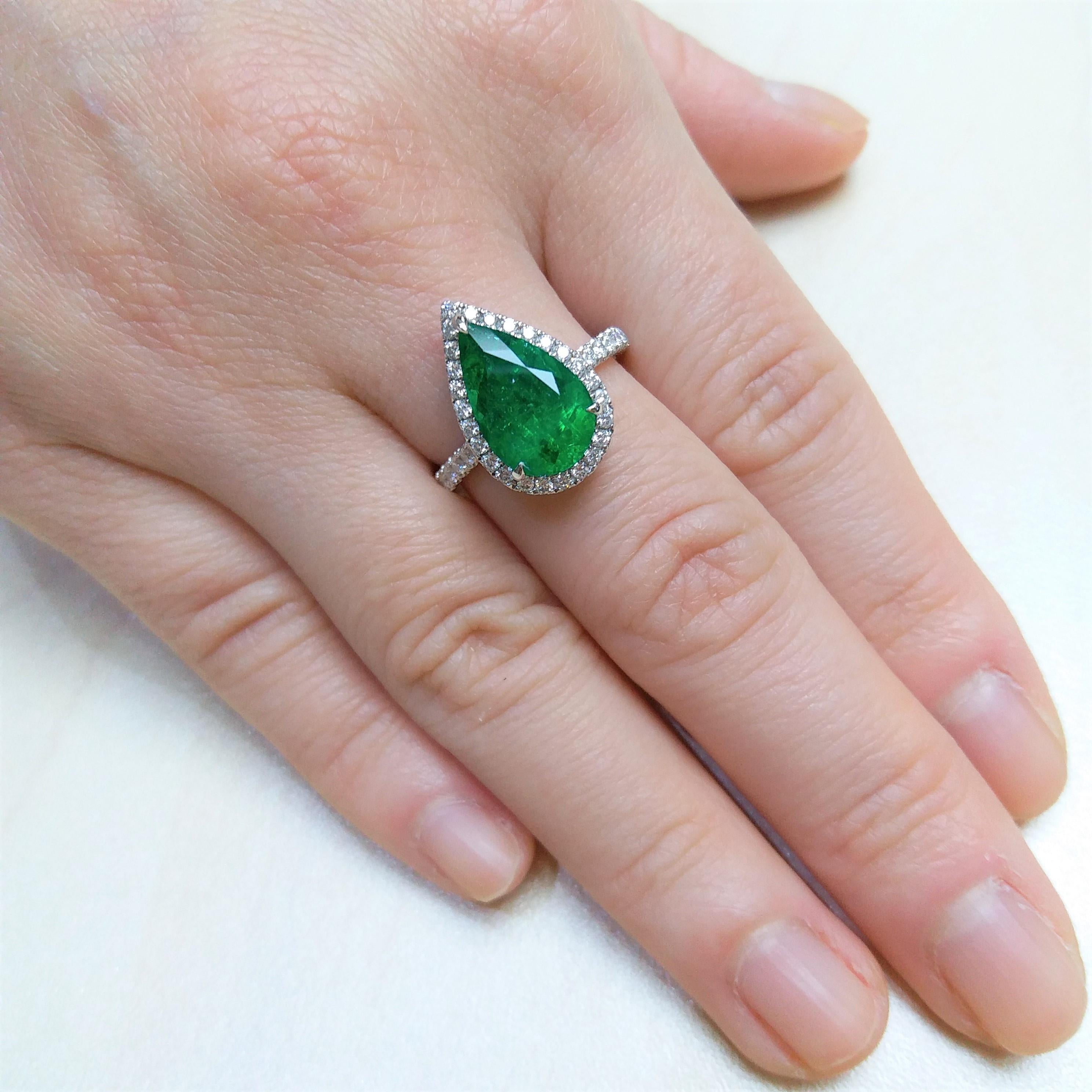 Birnenförmiger kolumbianischer Smaragd und natürlicher weißer Diamant 18K Gold Klassischer Ring im Zustand „Neu“ im Angebot in Hong Kong, HK