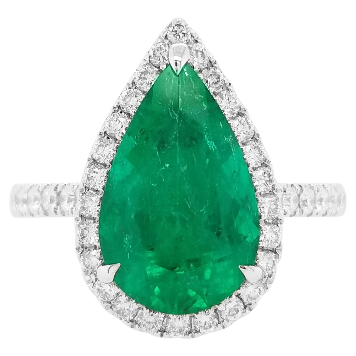 Birnenförmiger kolumbianischer Smaragd und natürlicher weißer Diamant 18K Gold Klassischer Ring im Angebot