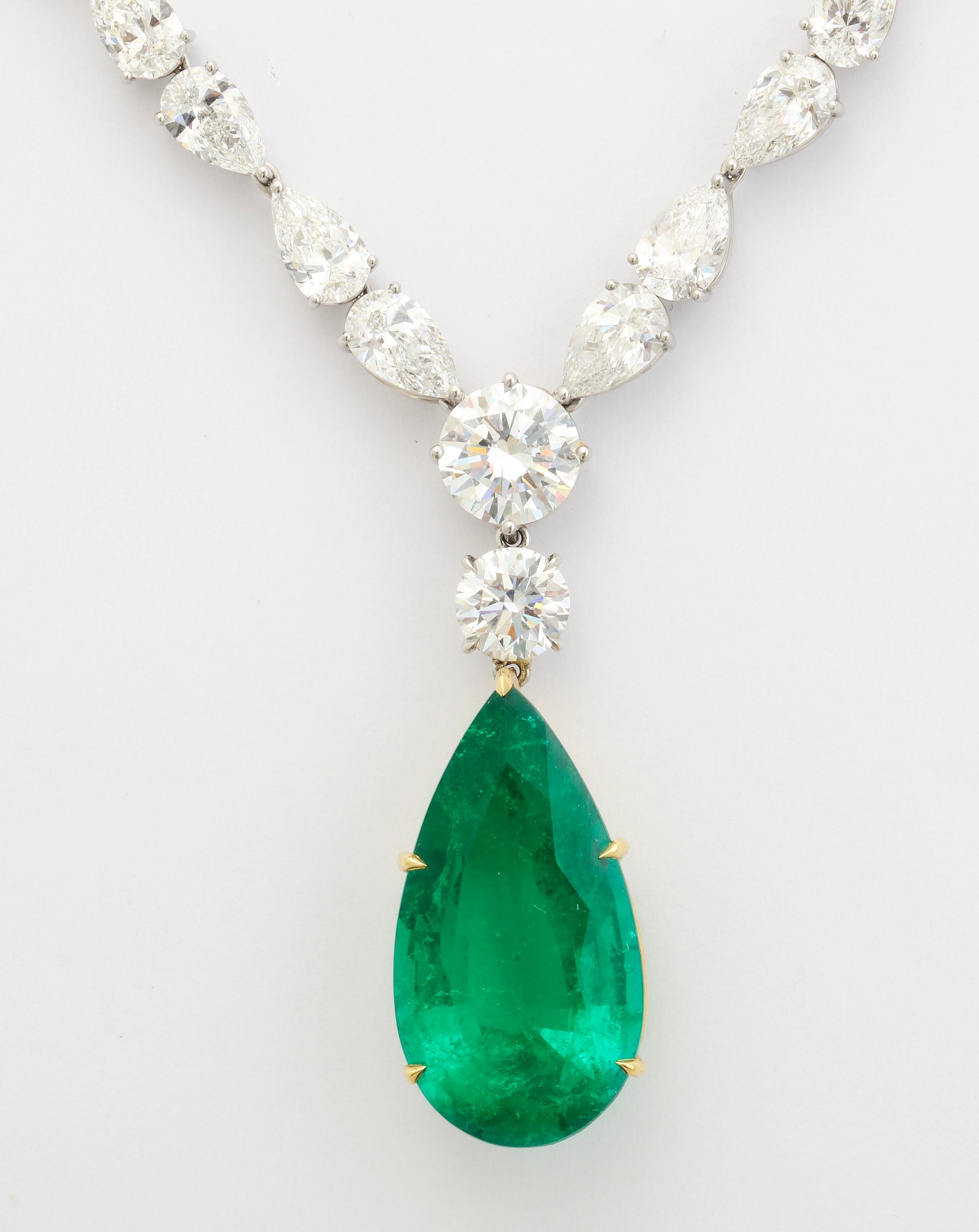 Le collier en platine et diamants comporte 59 diamants (58 en forme de poire et 1 rond) pesant au total 32,23cts.
Le pendentif est composé d'une émeraude colombienne de forme poire pesant 15,69cts avec un certificat Gübelin et d'un diamant rond de