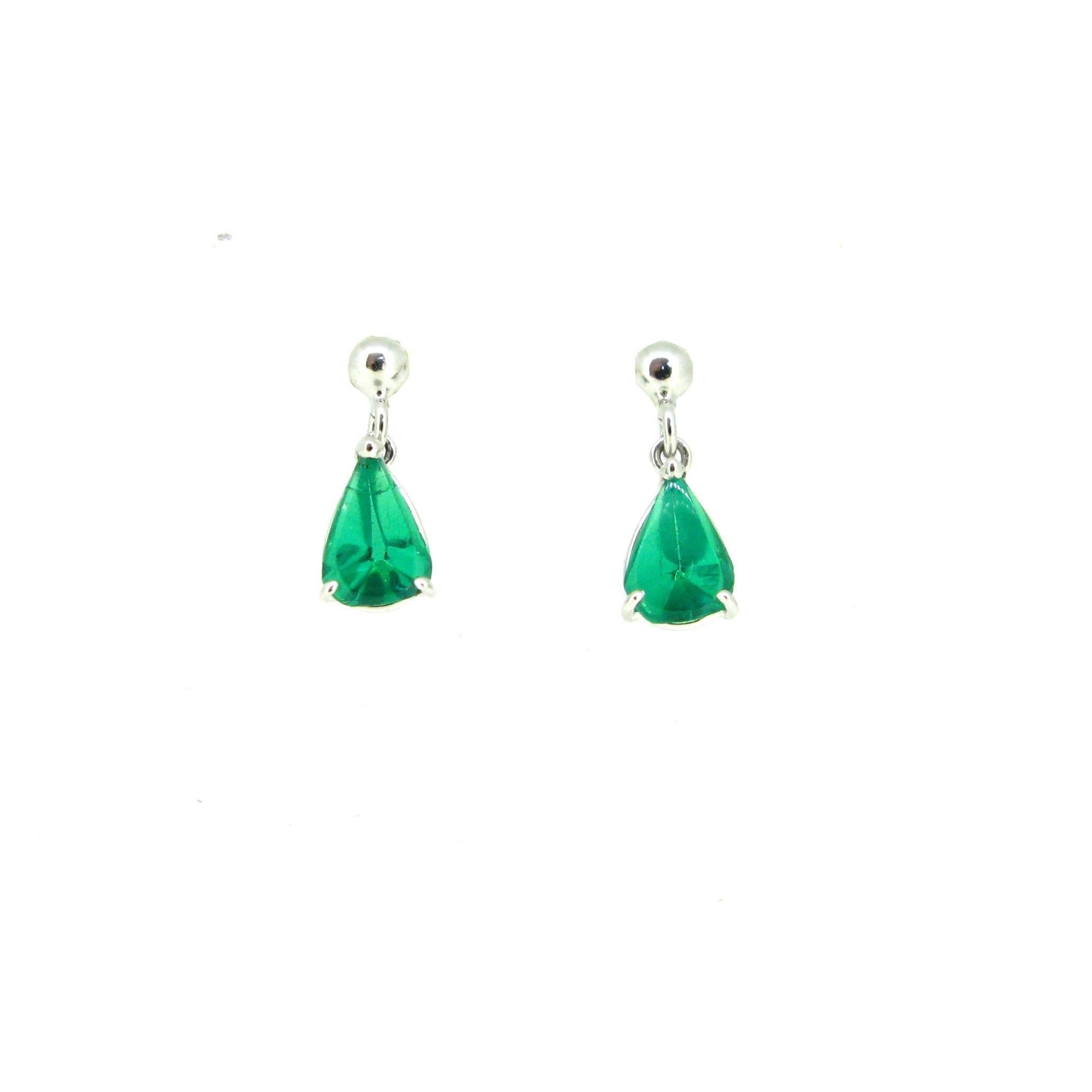 These beautiful earrings are set with natural emerald from Colombia. They have a stunning green colour and a very good clarity. They are set on a 18kt white gold mount. These earrings are supplied with the back