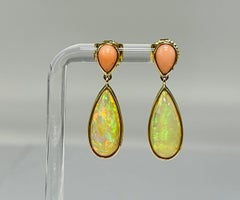 Birnenförmige Koralle und äthiopischer Opal Ohrringe in 18k Gelbgold