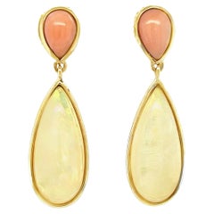 Boucles d'oreilles pendantes en or jaune 18k avec corail et opale éthiopienne en forme de poire