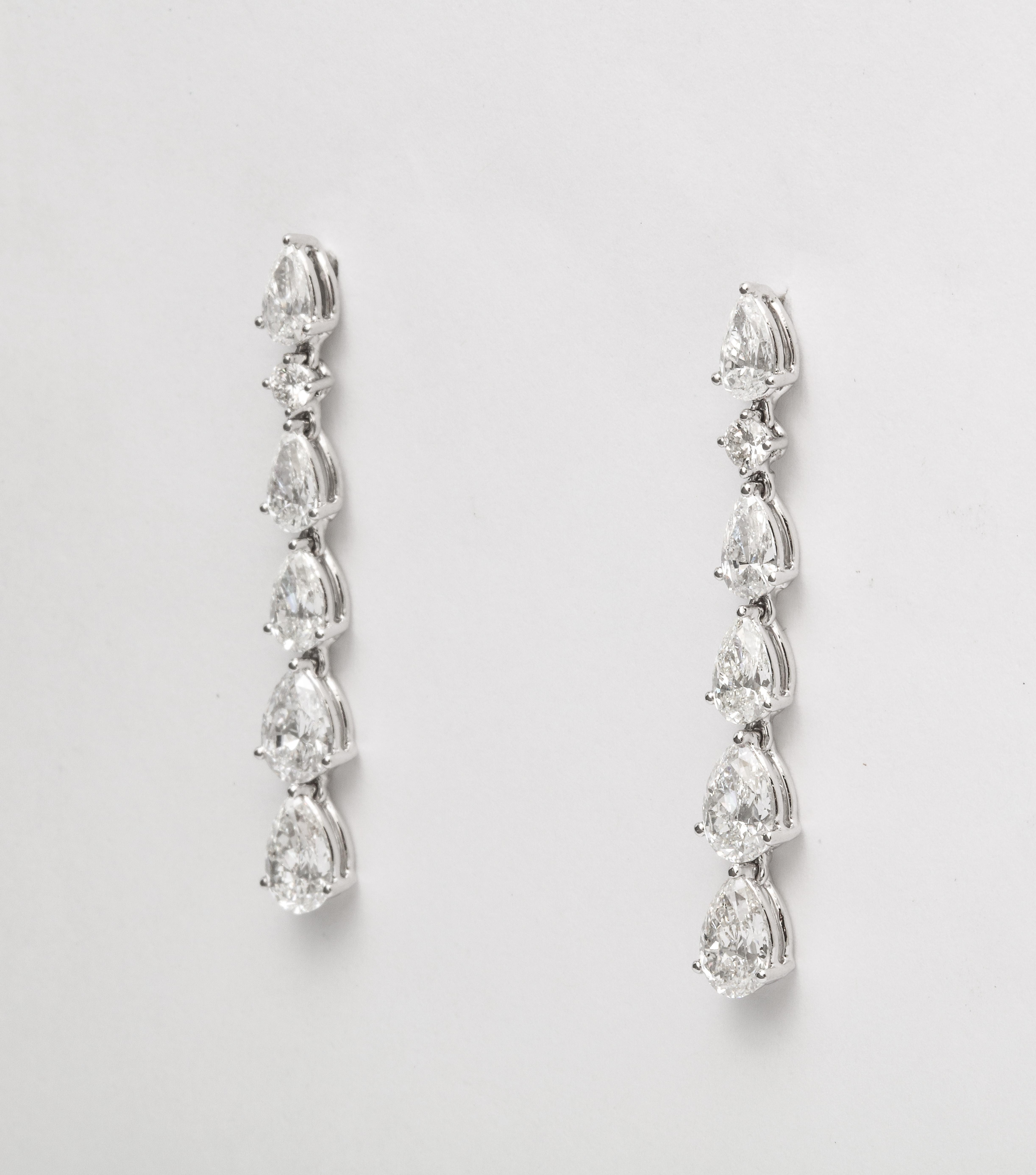 Boucles d'oreilles pendantes en forme de poire  en vente 1
