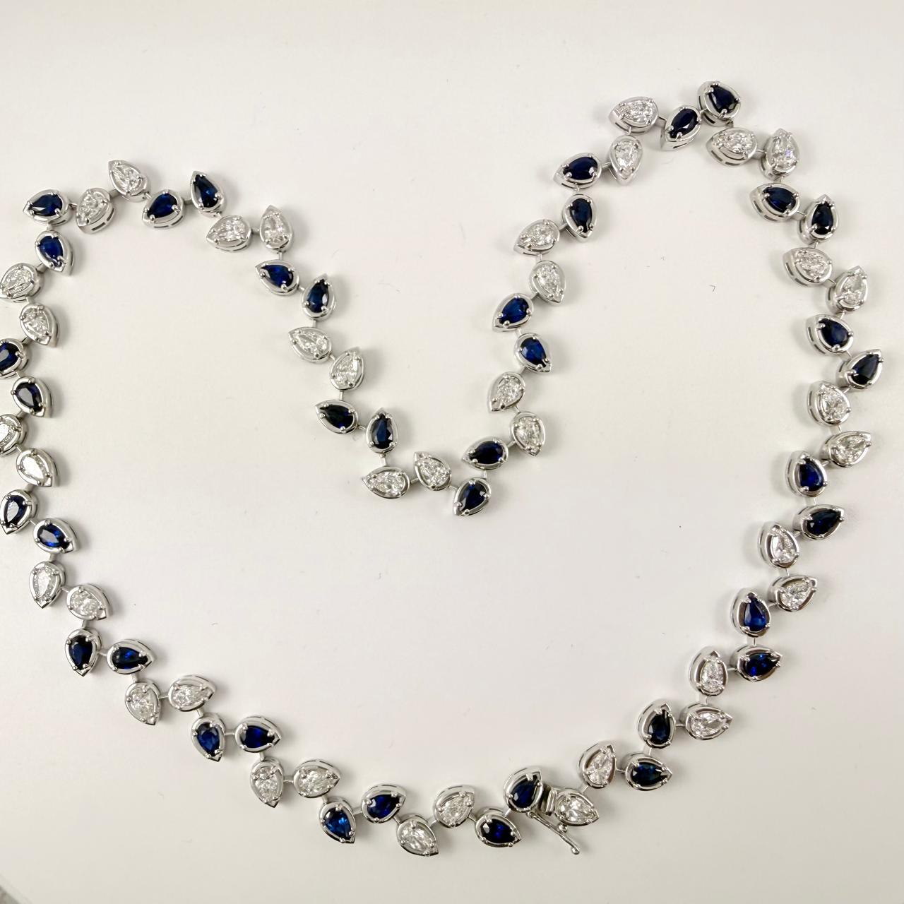 Créateur : ADA Jewelry
Métal : Or blanc 14K
Pierres : Diamants naturels en forme de poire et saphirs bleus
Poids total en carats : 17.25 carats
Couleur du diamant : G/H
Clarté du diamant : VVS-VS
Réglage : Lunette
Longueur : 17 pouces
Design/One :