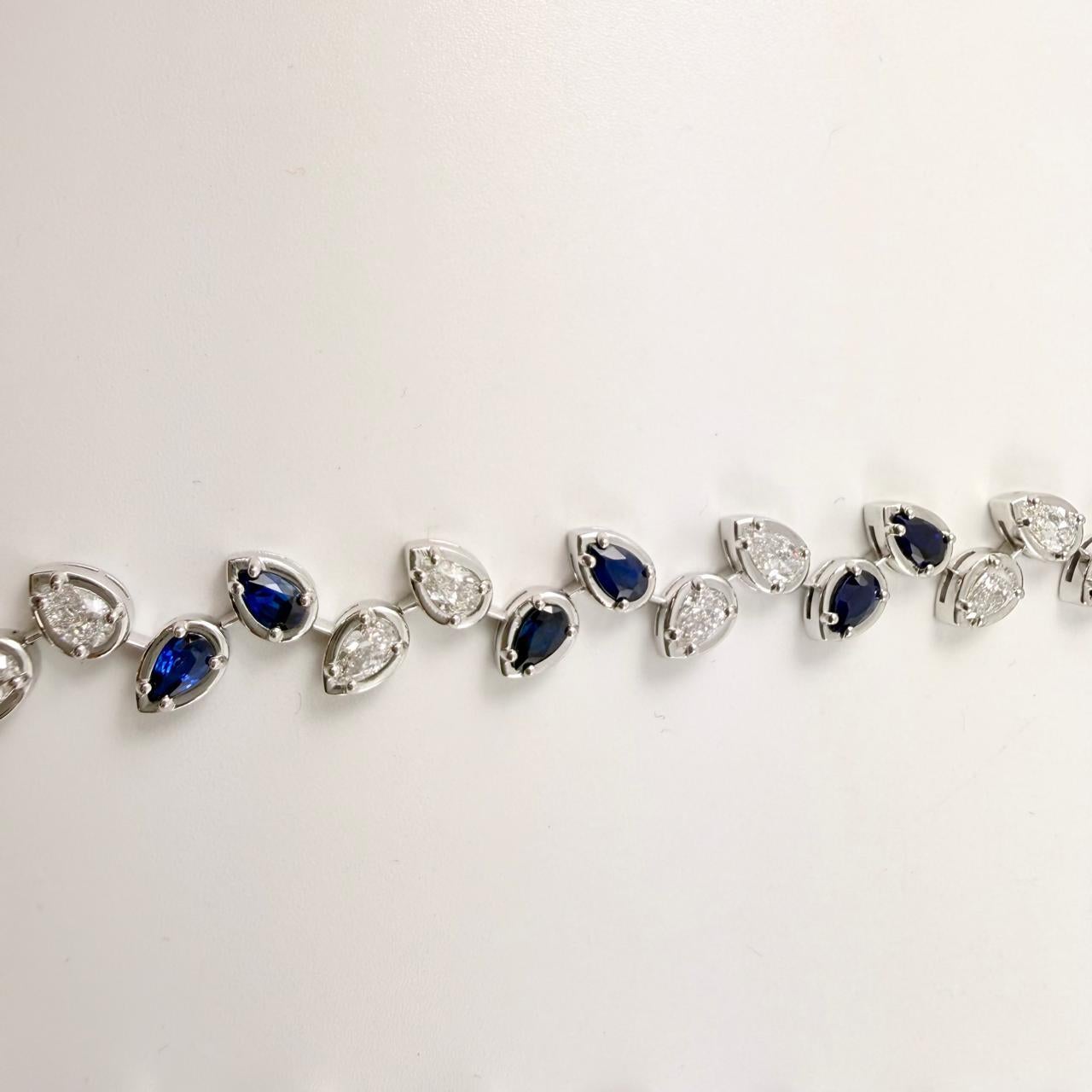 Contemporain Collier à double chaton en or blanc 14 carats, diamant poire et saphir bleu en vente