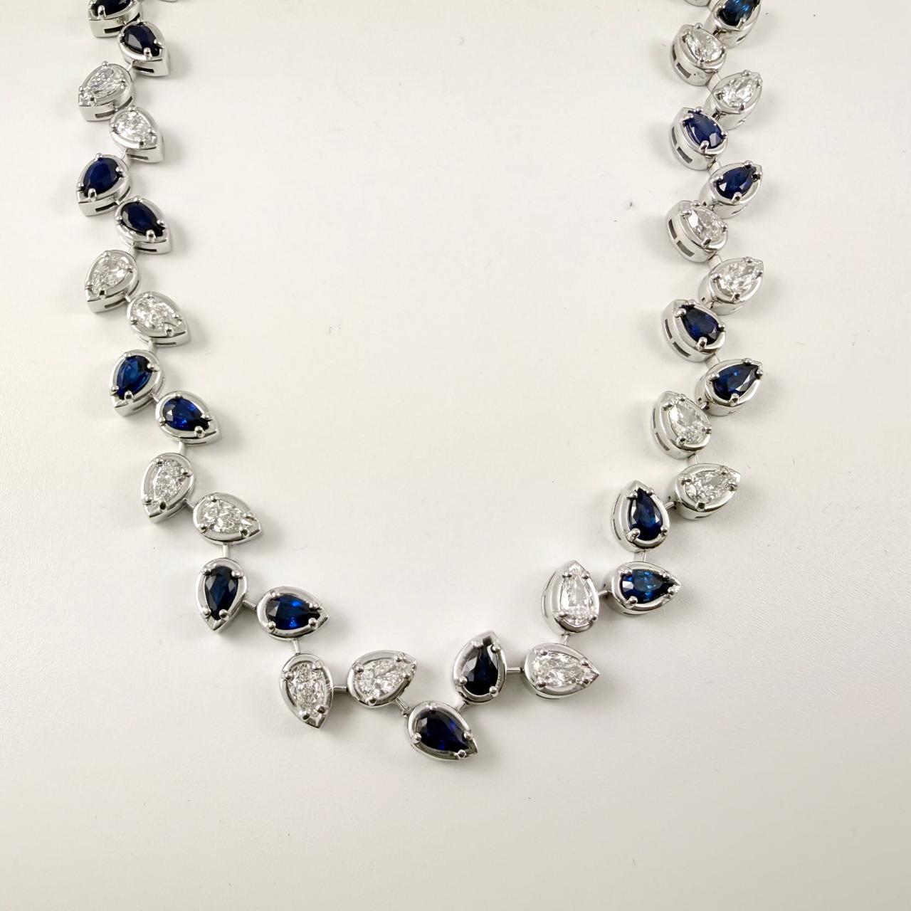 Taille poire Collier à double chaton en or blanc 14 carats, diamant poire et saphir bleu en vente
