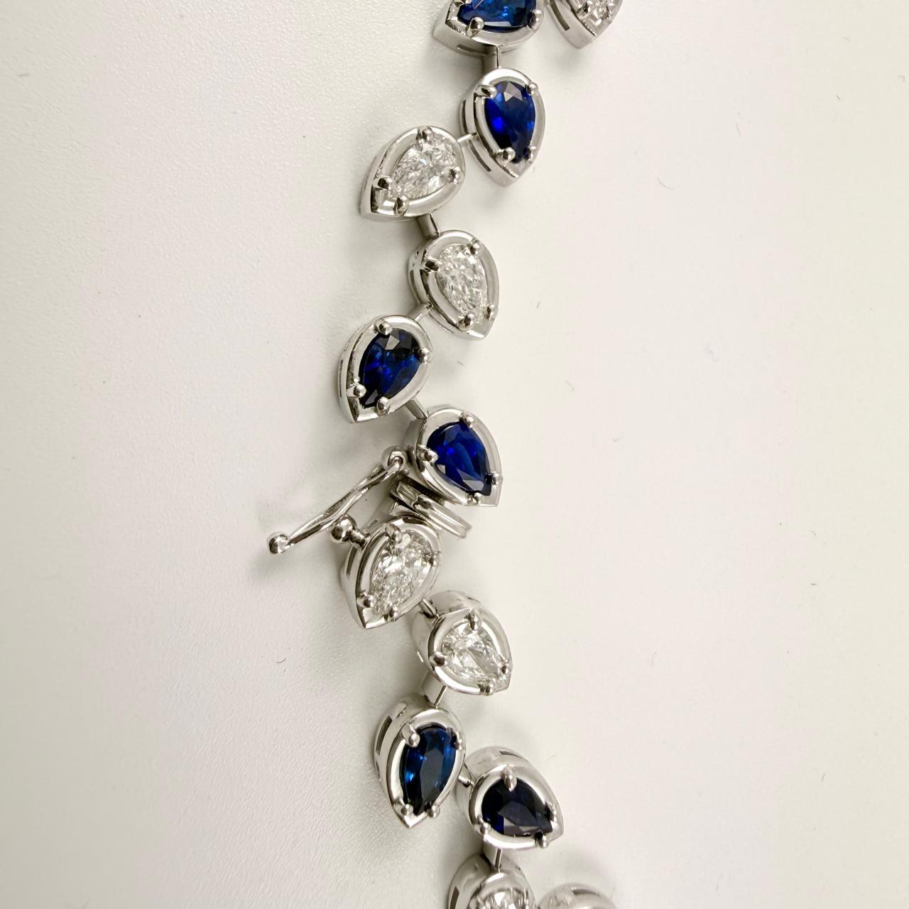 Collier à double chaton en or blanc 14 carats, diamant poire et saphir bleu Neuf - En vente à New York, NY