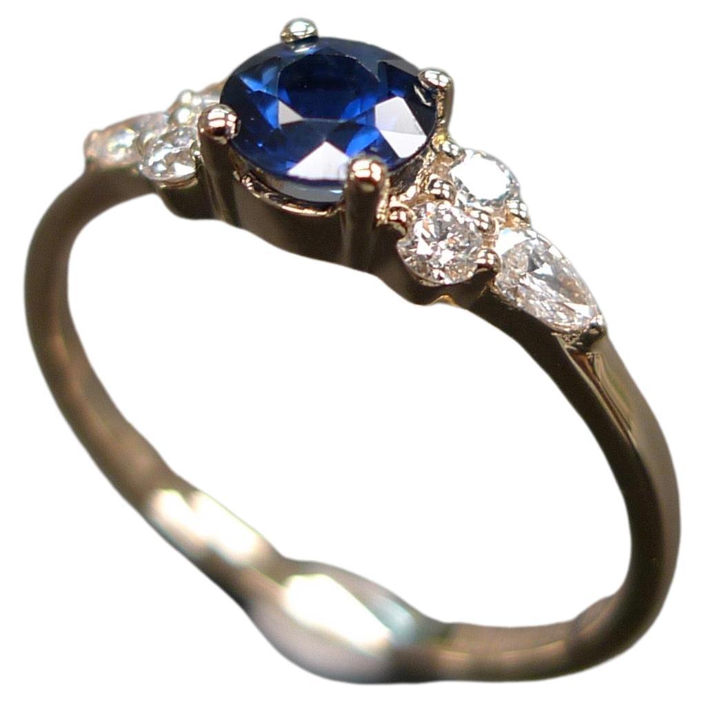 Verlobungsring mit birnenförmigem Diamant und blauem Saphir im Brillantschliff