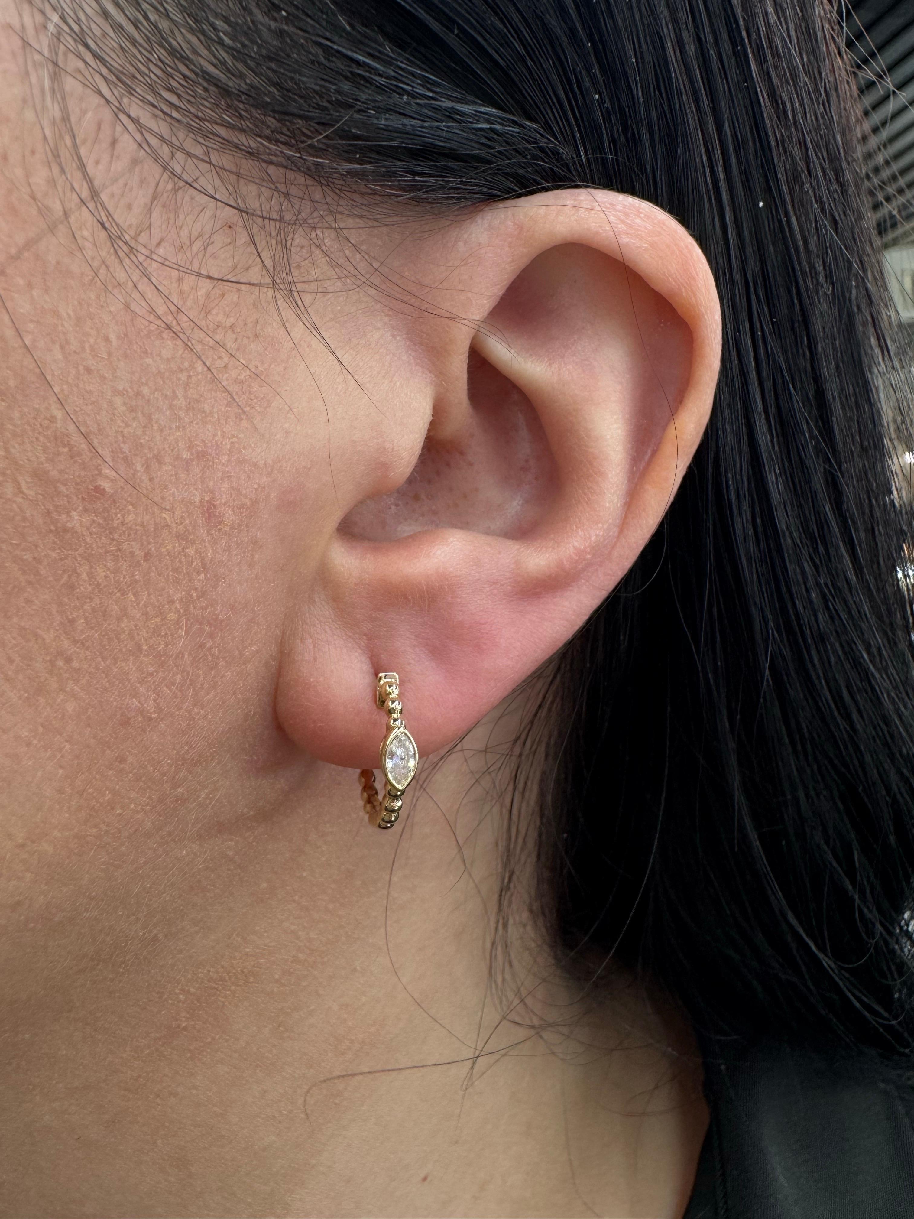 Contemporain Créoles en or jaune 14 carats perlées de diamants en forme de poire 0,21 carat en vente