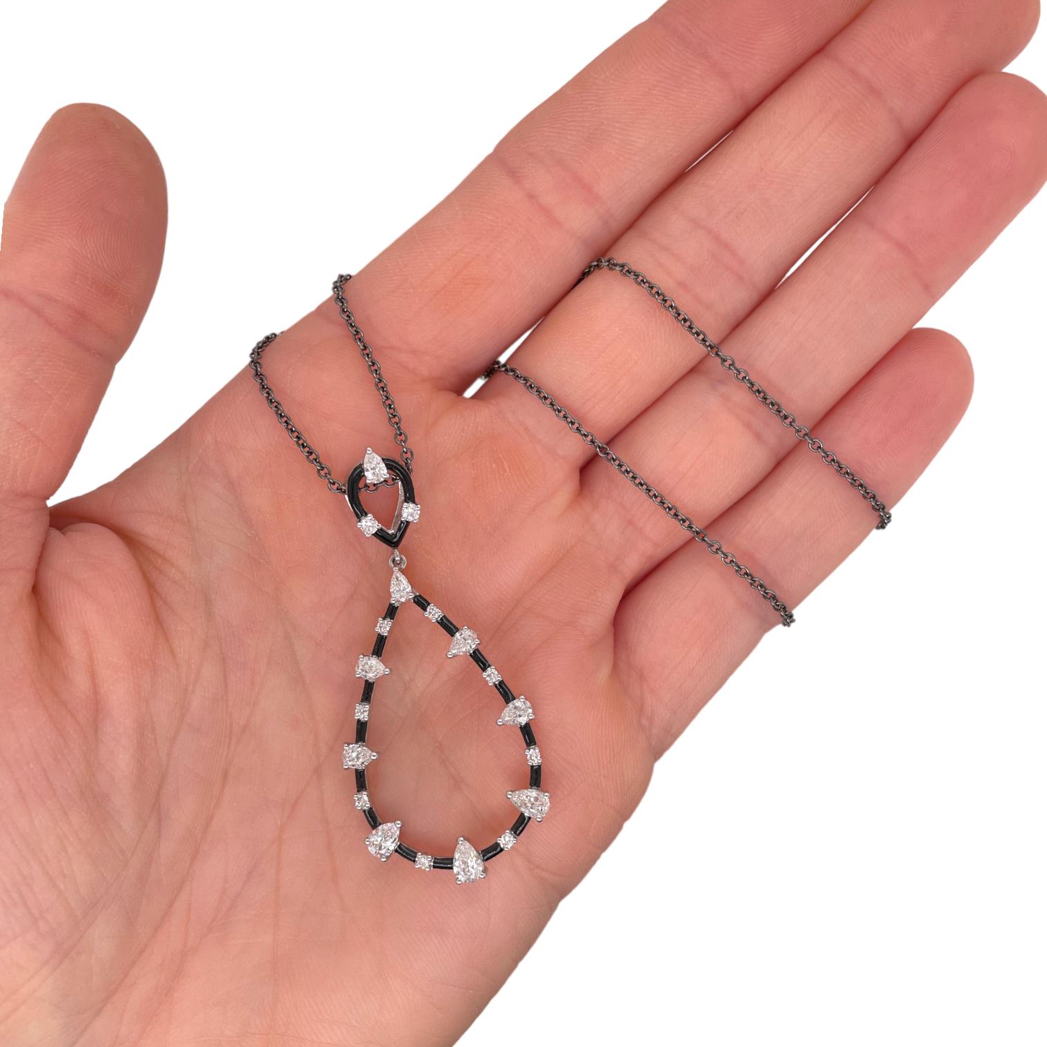Il pendente contiene diamanti rotondi a brillante e a pera per un peso totale di 1,13 carati. I diamanti sono quasi incolori e di purezza SI1. Il ciondolo è appeso a una catena con cavo da 16
