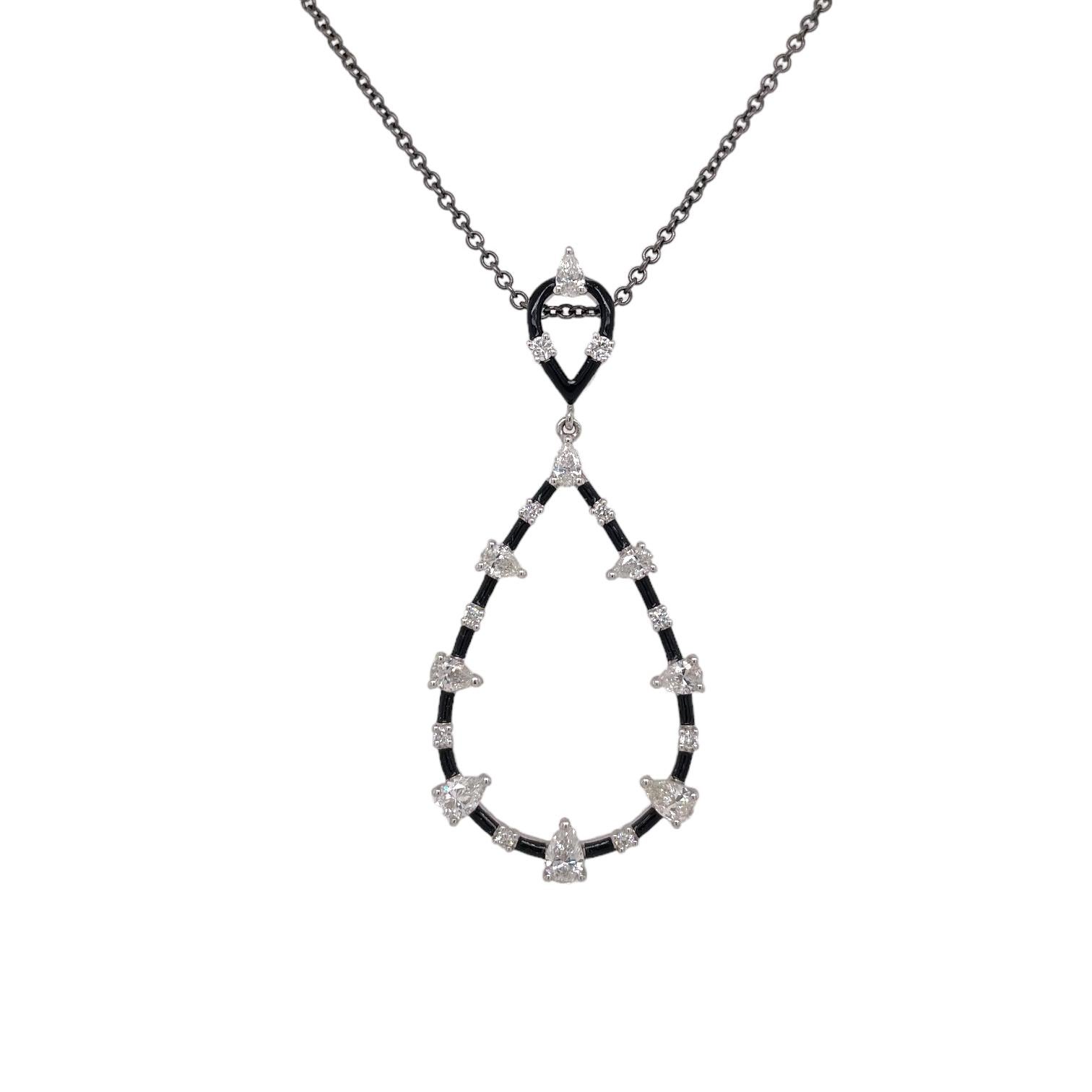Contemporaneo Ciondolo a goccia con diamante e smalto nero a forma di pera in vendita