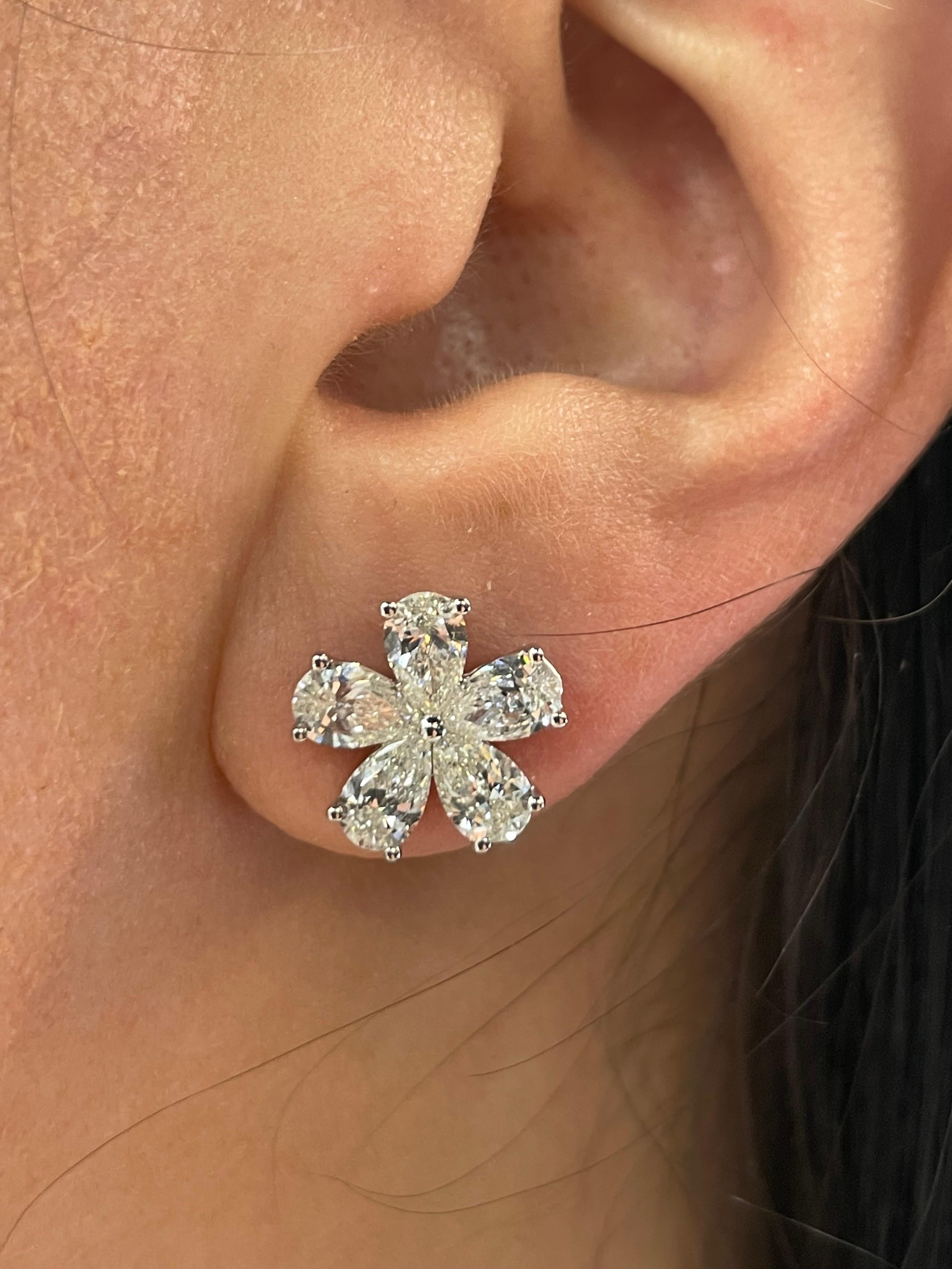 Pear Shape Diamond Cluster Floral Earrings 3.15 Carats 18 Karat White Gold For Sale 2