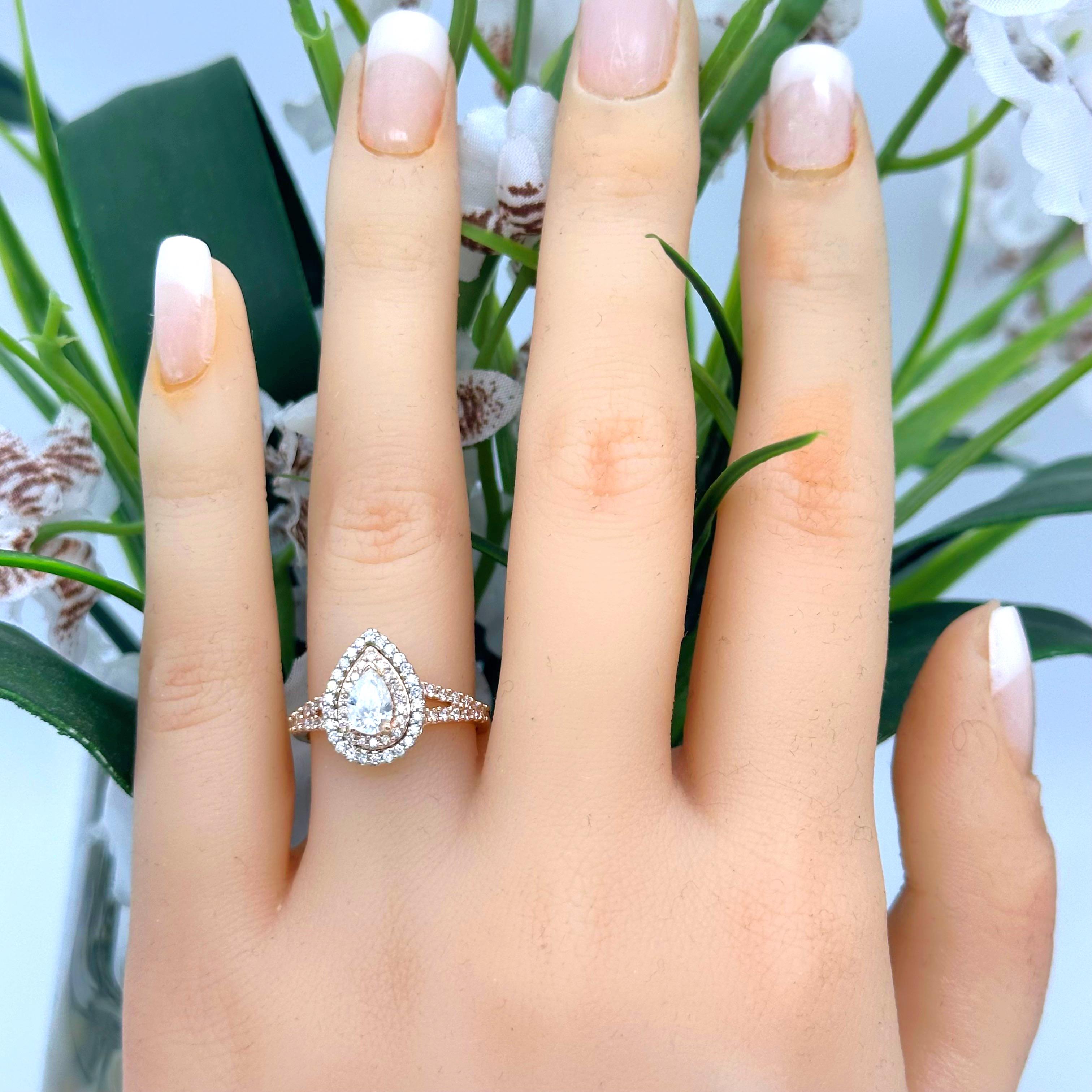 Anello di fidanzamento a doppio alone con diamante a forma di pera
Stile:  Doppio alone
Metallo:  Oro bianco e oro rosa 14K
Dimensioni:   7 grandi
Misure:  Banda da 2 mm 
Diamante principale:  Diamante a forma di pera  ~ 0,50 tcw Colore GH, purezza