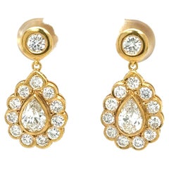 Boucles d'oreilles pendantes en or jaune 18 carats serties de diamants en forme de poire de 2,0 carats F/VS