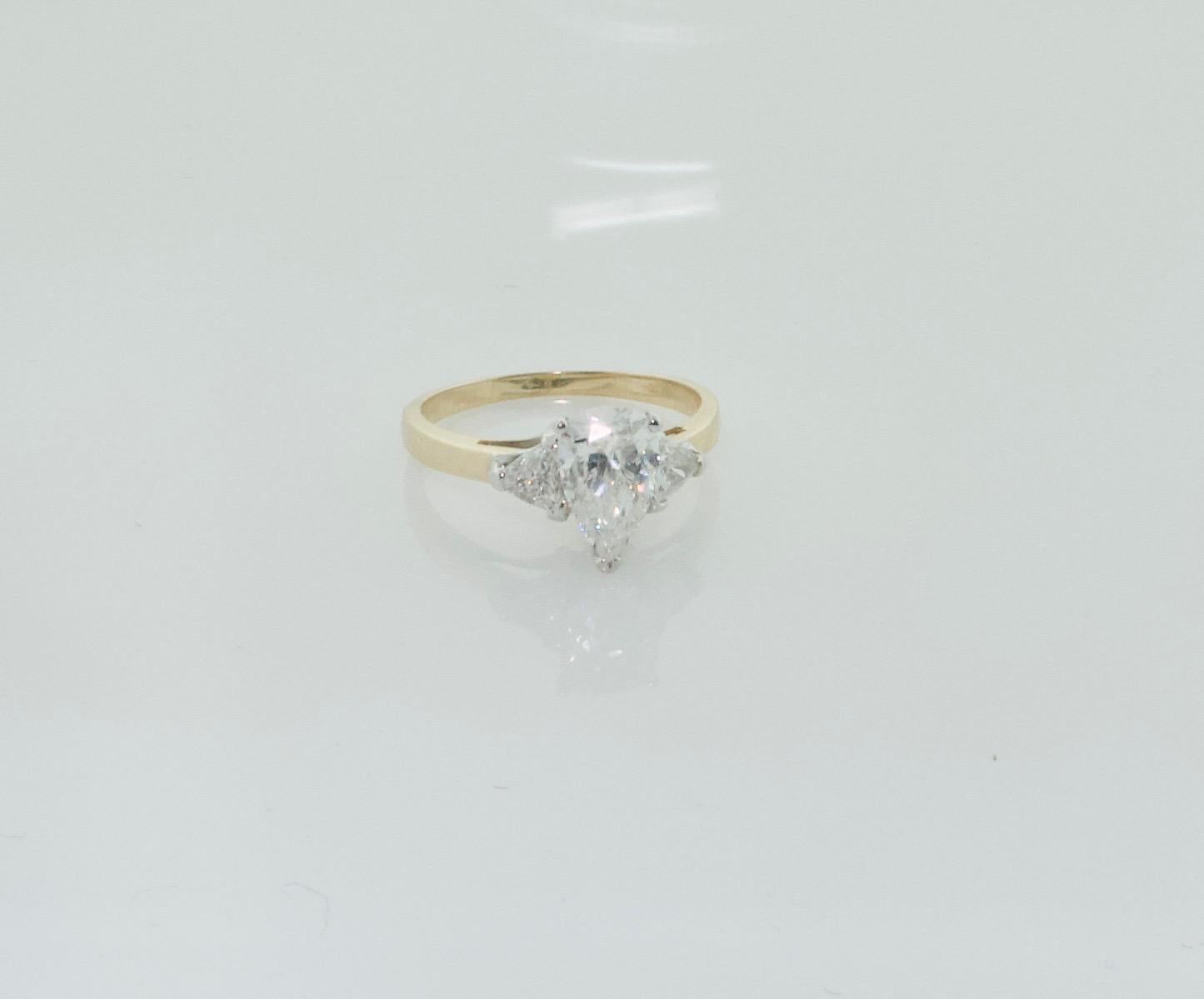 Bague de fiançailles en or 18 carats avec diamant en forme de poire de 1,23 carat certifié GIA GVS2 Unisexe en vente
