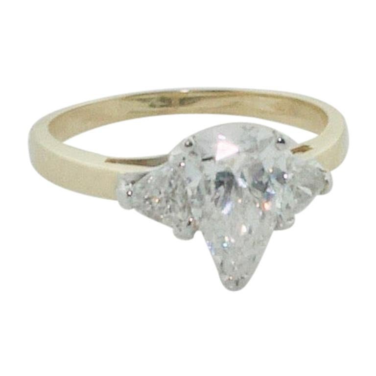 Bague de fiançailles en or 18 carats avec diamant en forme de poire de 1,23 carat certifié GIA GVS2 en vente