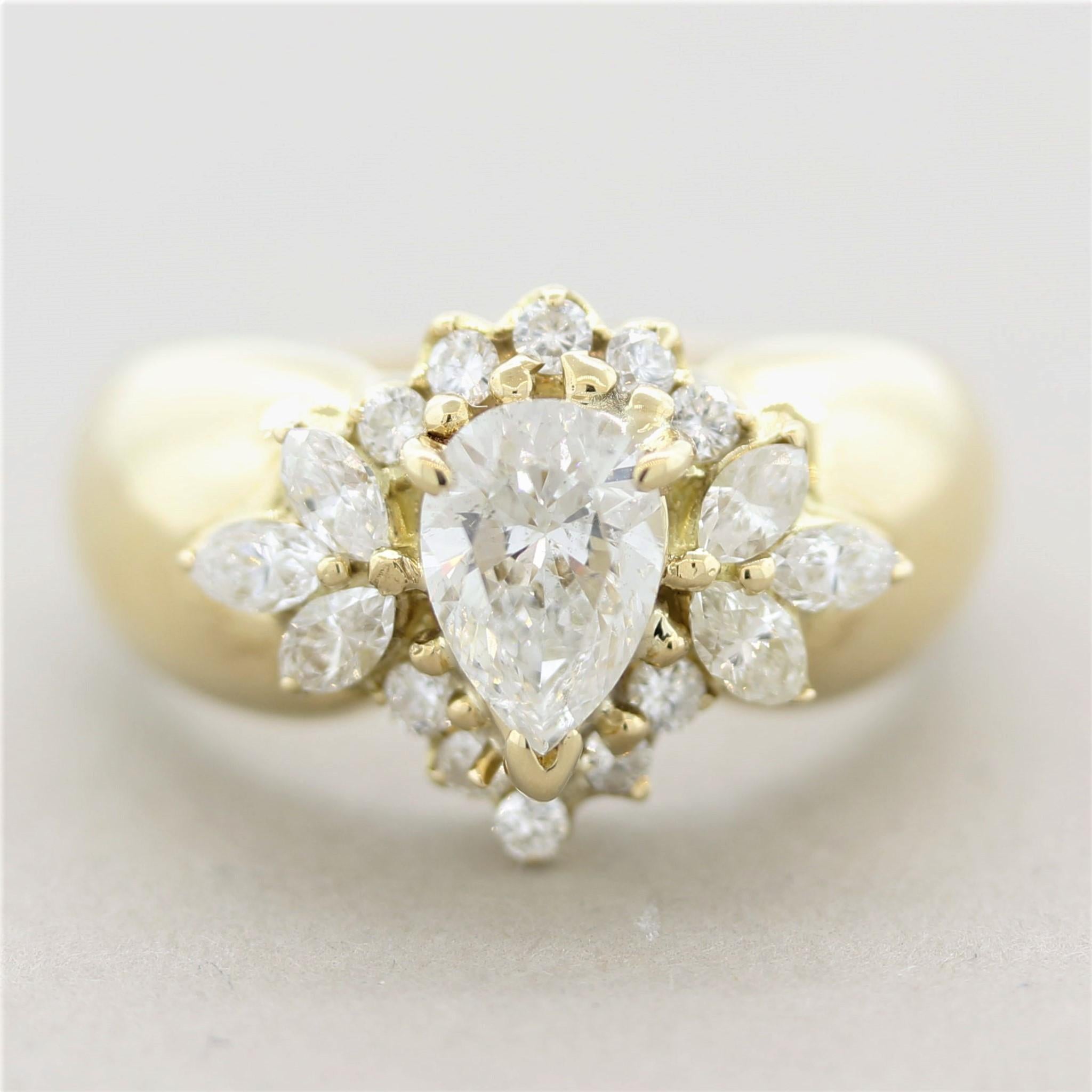 Une jolie bague avec un diamant poire de 1,00 carat au centre. Il a une forme belle et saine tout en étant d'une grande qualité de couleur (F-G) et exempt d'inclusions visibles à l'œil nu (SI2). Il est rehaussé de 0,64 carats de diamants ronds de