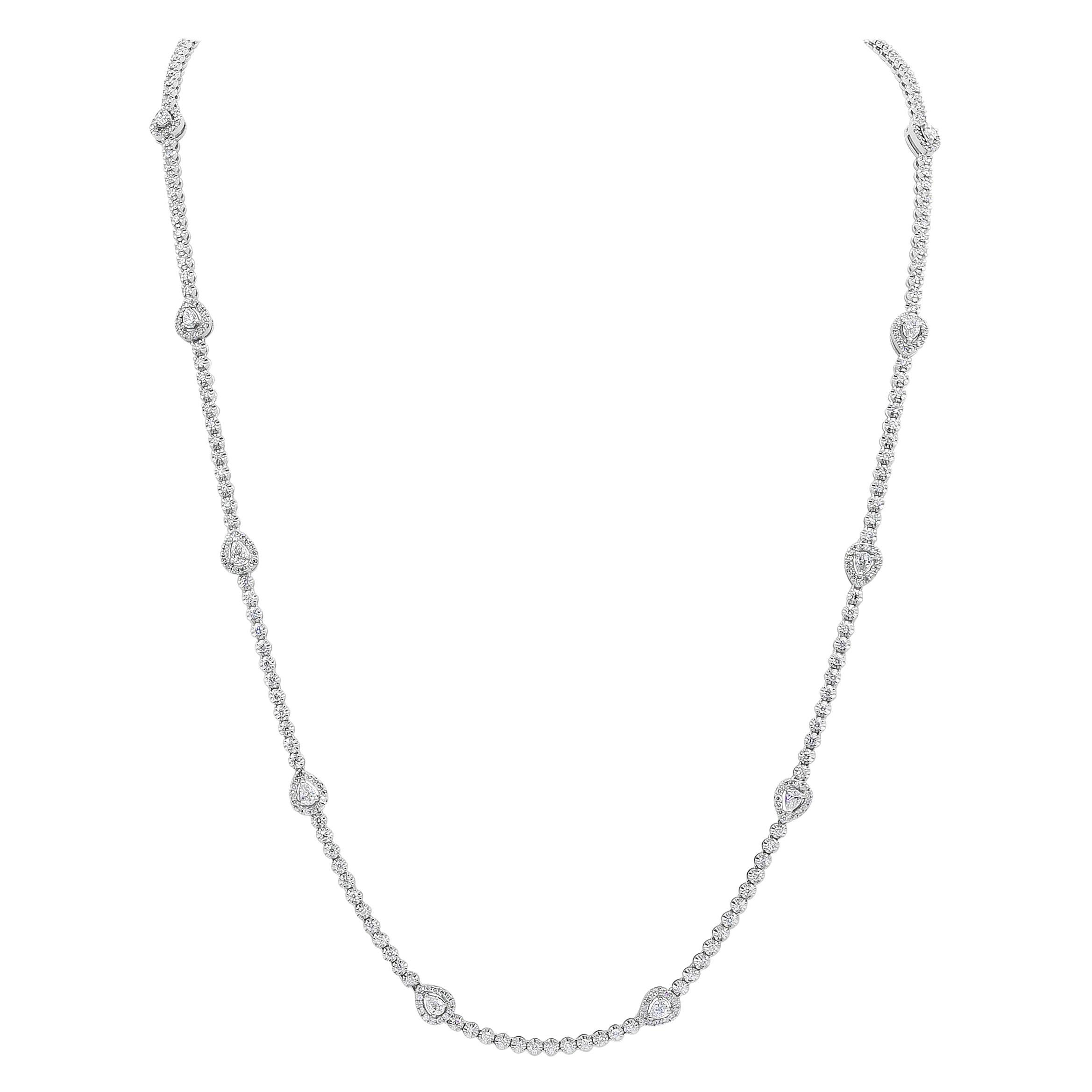 Halskette mit 6,83 Karat Diamanten in Birnen- und Rundform in Diamant-Halo-Diamanten von By The Yard