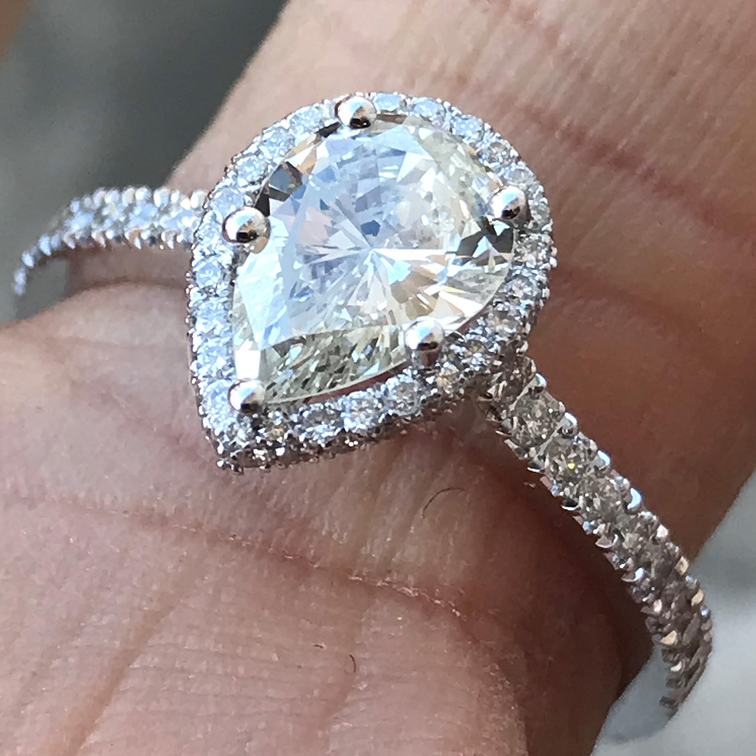 Der Ring kann auch ohne den Mittelstein gekauft werden. Ich kann einen anderen Mittelstein liefern, der Ihrem Budget entspricht, wenn es höher oder niedriger ist.
Der Ring wird auf Bestellung angefertigt und benötigt ca. 3-6