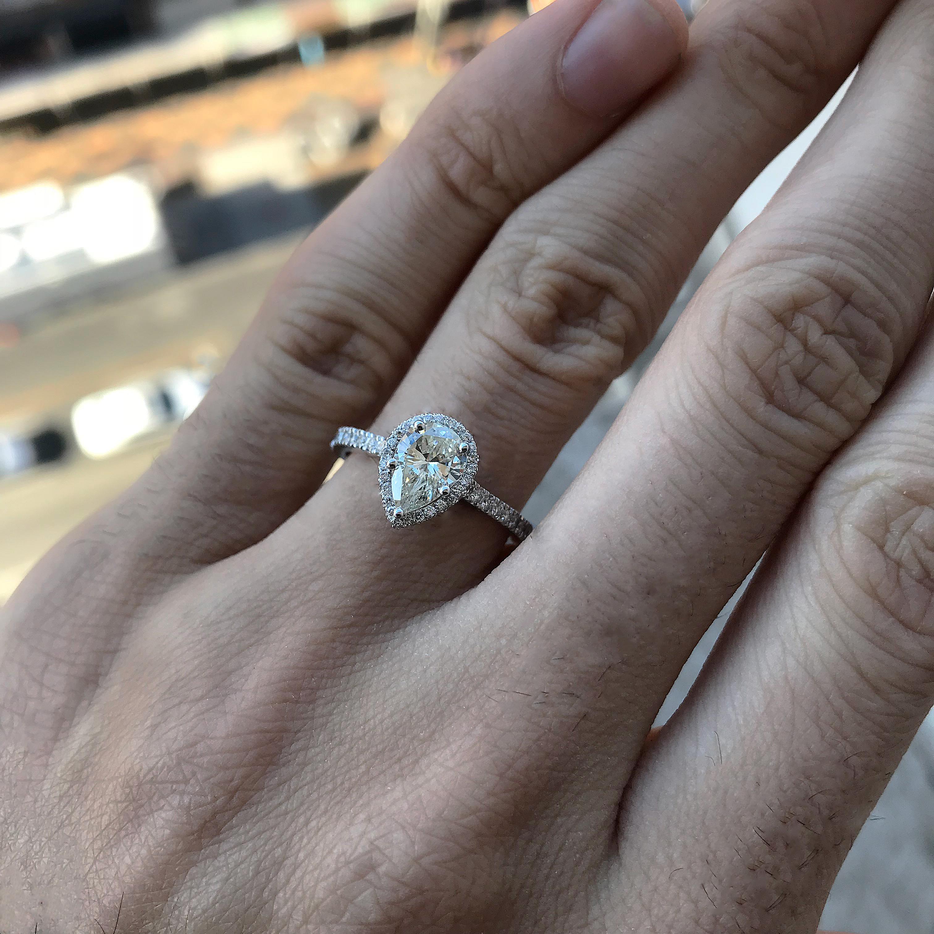 Diamant-Halo-Verlobungsring in Birnenform, 0,85 Zentrum Diamant (Tropfenschliff) im Angebot