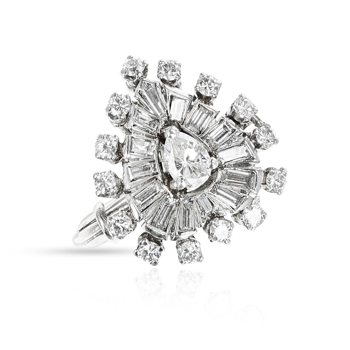 Taille poire Bague en platine avec diamant en forme de poire et diamants baguettes et ronds en vente