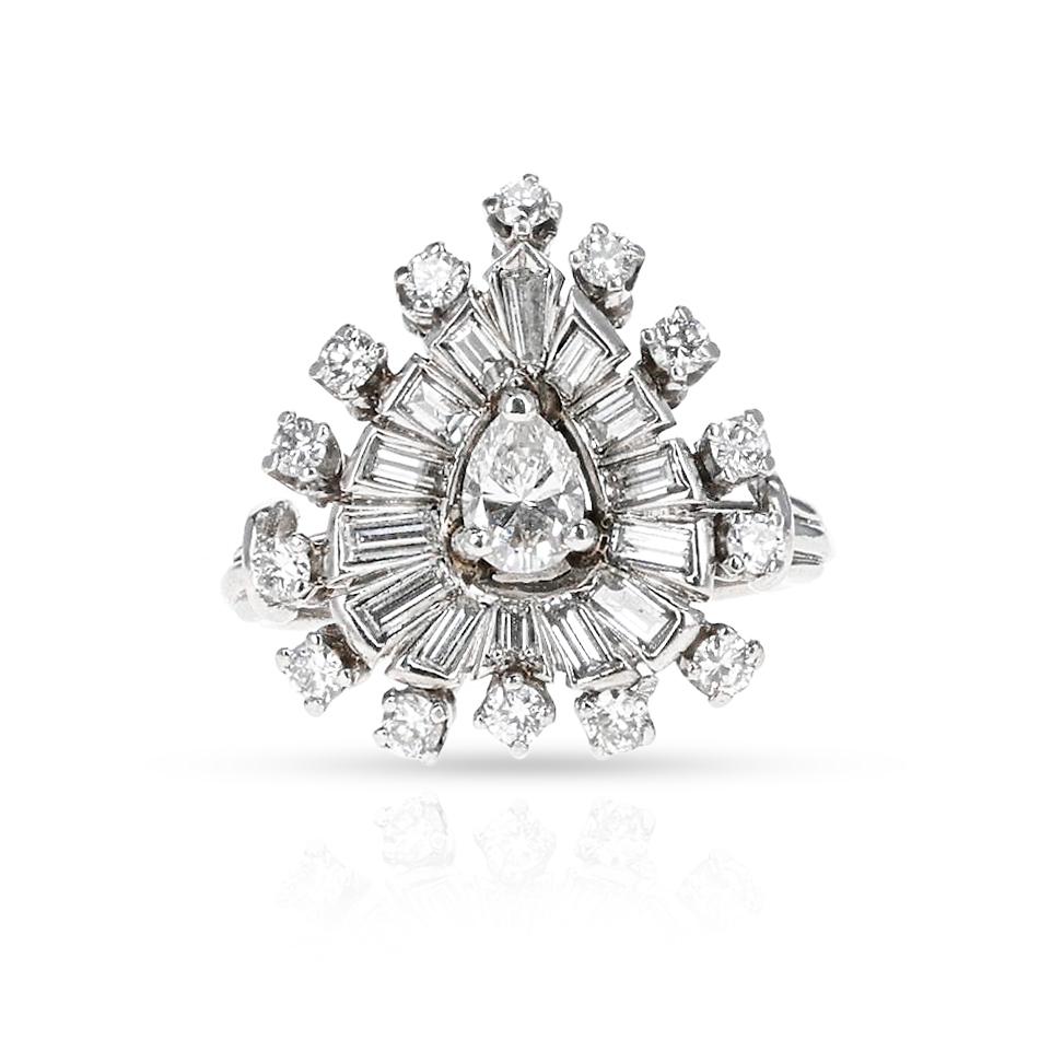 Bague en platine avec diamant en forme de poire et diamants baguettes et ronds Excellent état - En vente à New York, NY